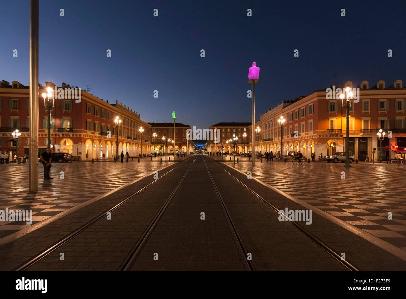 Bahngleise auf Stadtstraße in der Nacht, Place Massena, Nizza, Frankreich Stockfoto