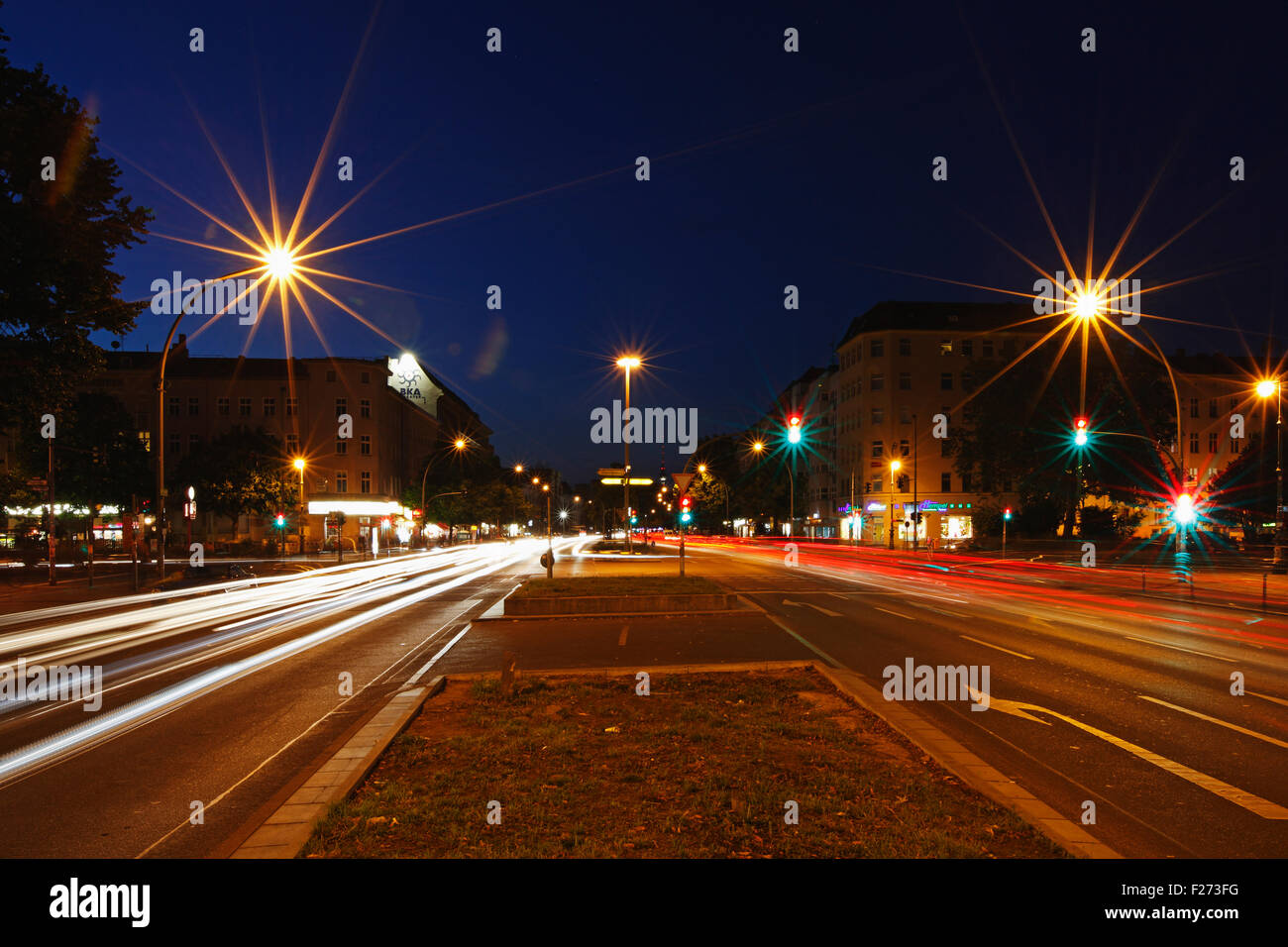 Ampel-Strecken auf der Straße in der Nacht, Berlin, Deutschland Stockfoto
