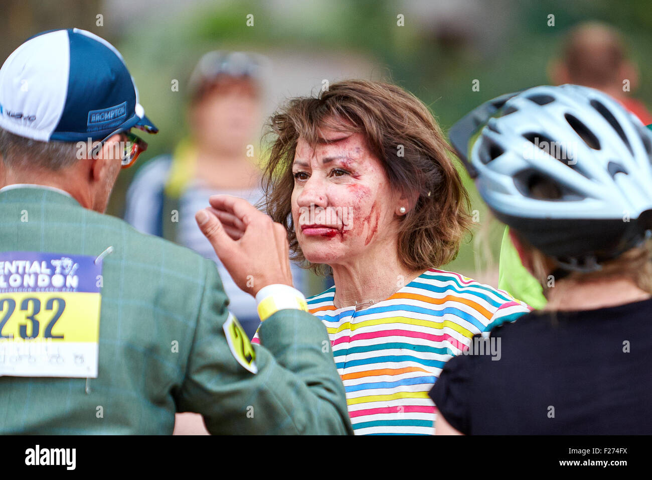 Eine Frau erhält ärztliche Hilfe nach einem Sturz während der 10. Brompton World Championship-Rennen Stockfoto