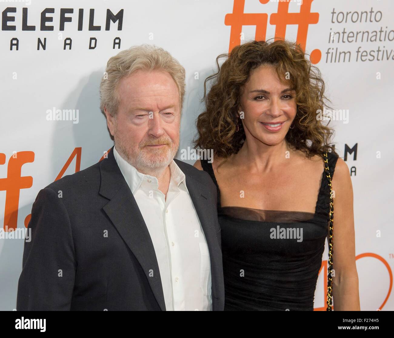 Regisseur Ridley Scott und seine Frau Gianina Facio besuchen die Weltpremiere für The Martian auf dem Toronto International Film Festival in der Roy Thomson Hall 11. September 2015 in Toronto, Kanada. Stockfoto