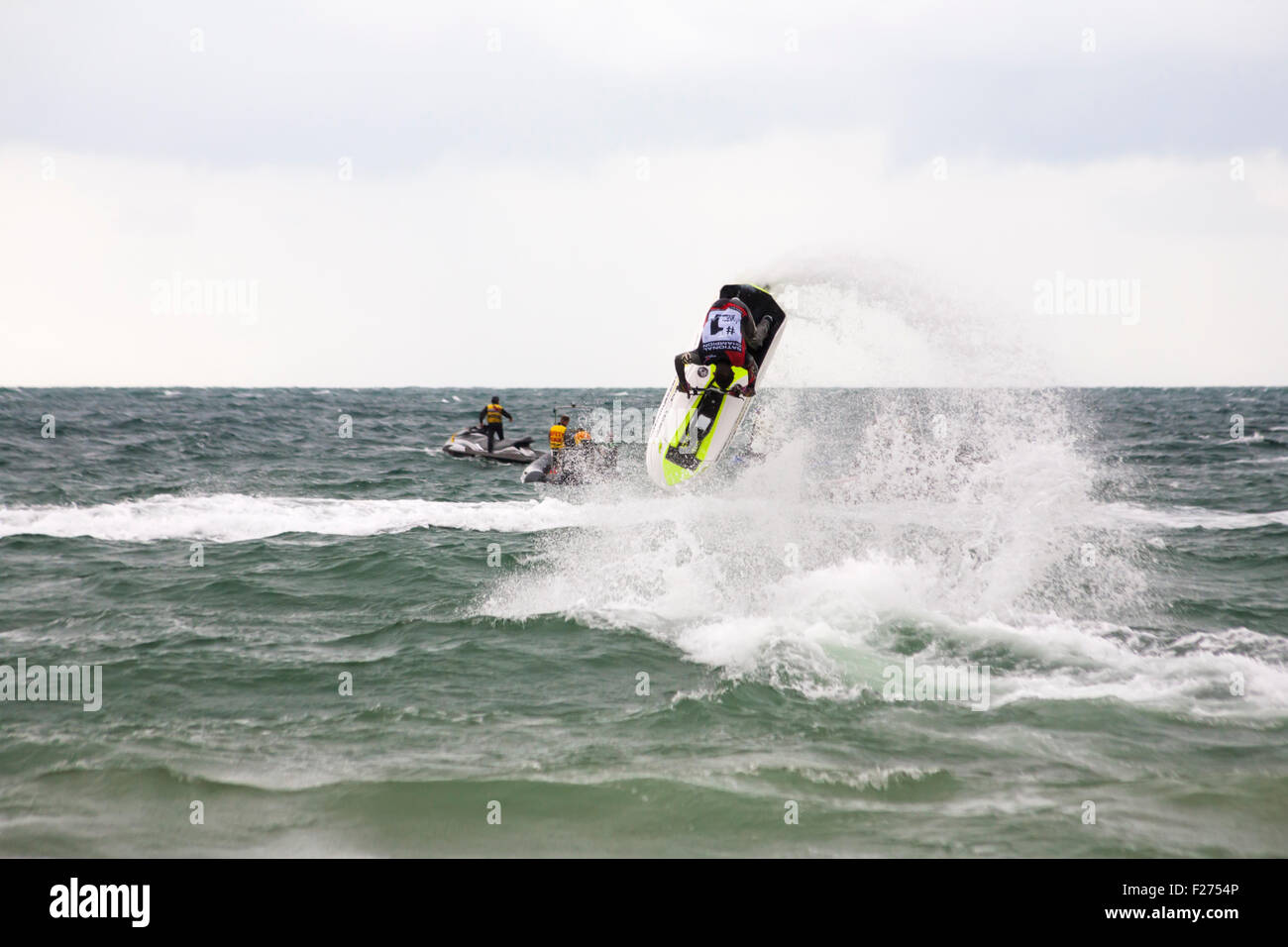 Bournemouth, Dorset, Großbritannien. 13. September 2015. Grand Prix of the Sea in Bournemouth – die Powerboat P1 und Aqua X Jetski Championships mit Powerboat und Jetski-Rennen, während Fahrer sich vorbereiten, um den Kampf um nationale Titel in den letzten Meisterschaftsrunden - der letzte Tag zu tun. Jason Bleasdale Pro Freestyle National Champion unterhalten die Massen mit akrobatischen Tricks Trick auf seinem Jet-Ski an einem grauen kalten chunny Tag. Jet-Skifahrer Jetskifahrer Jetskifahrer Jetskis Jetski Jetski Jetski Jetski Jetski Jetski Jetski Jetski Credit: Carolyn Jenkins/Alamy Live News Stockfoto