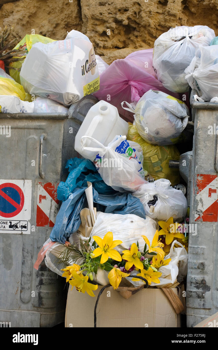 Foto von Blumen auf den Müll Stockfoto
