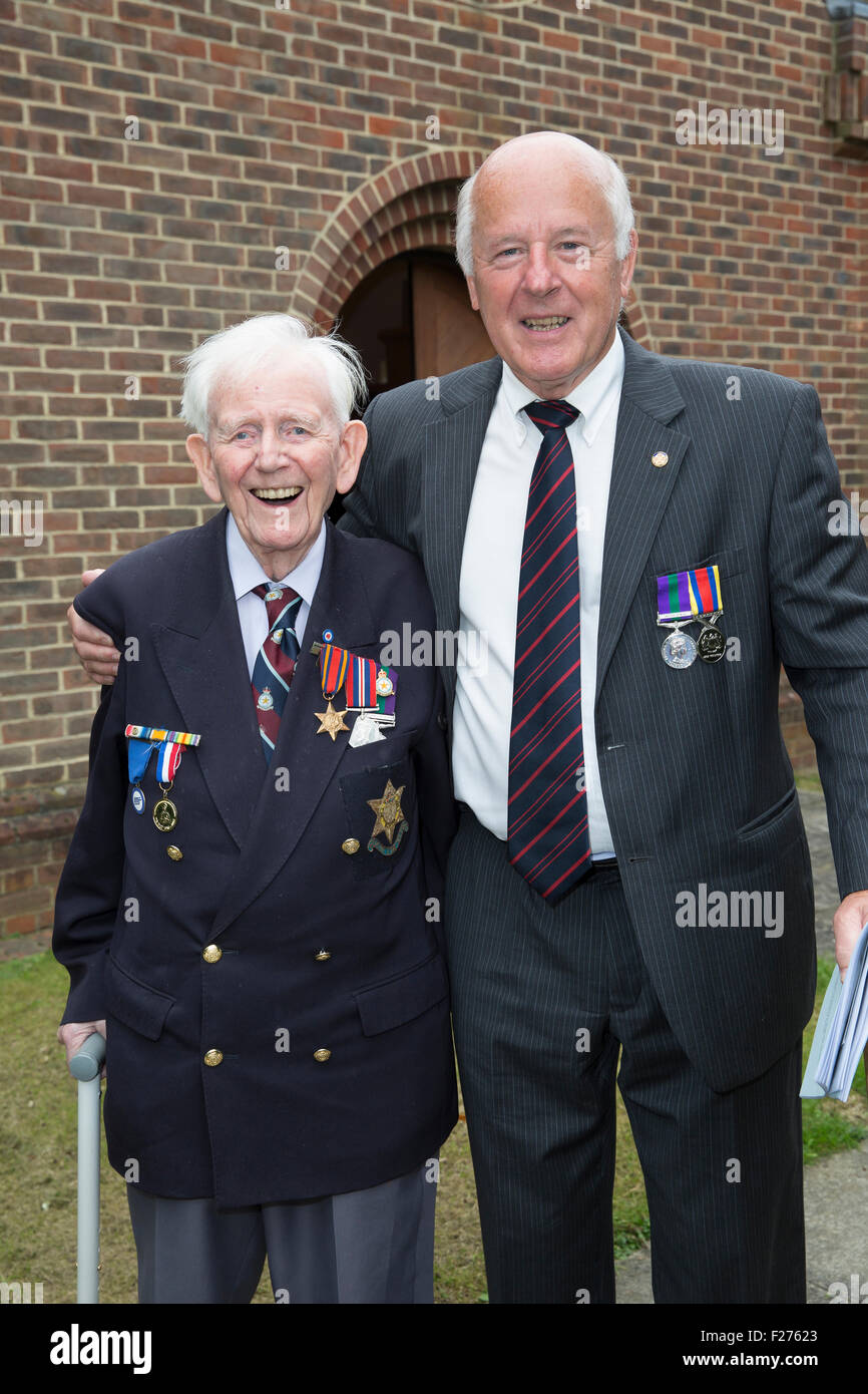 Biggin Hill, UK. 13. September 2015. Albert Bennett, 100, stellt mit seiner Familie nach St. Georgs RAF Kapelle der Erinnerung Service zur Erinnerung an den 75. Jahrestag der Luftschlacht um England mit einer Präsentation einer neuen nationalen Flagge der Niederlande Kredit: Keith Larby/Alamy Live News Stockfoto