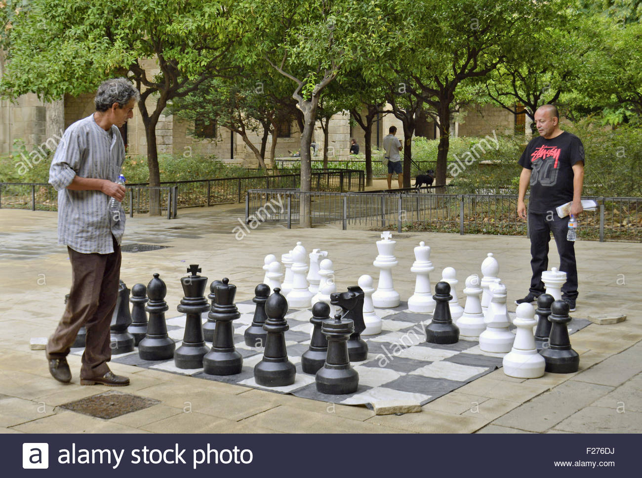 Männer spielen Schach im Park mit großen überdimensionalen Figuren, El