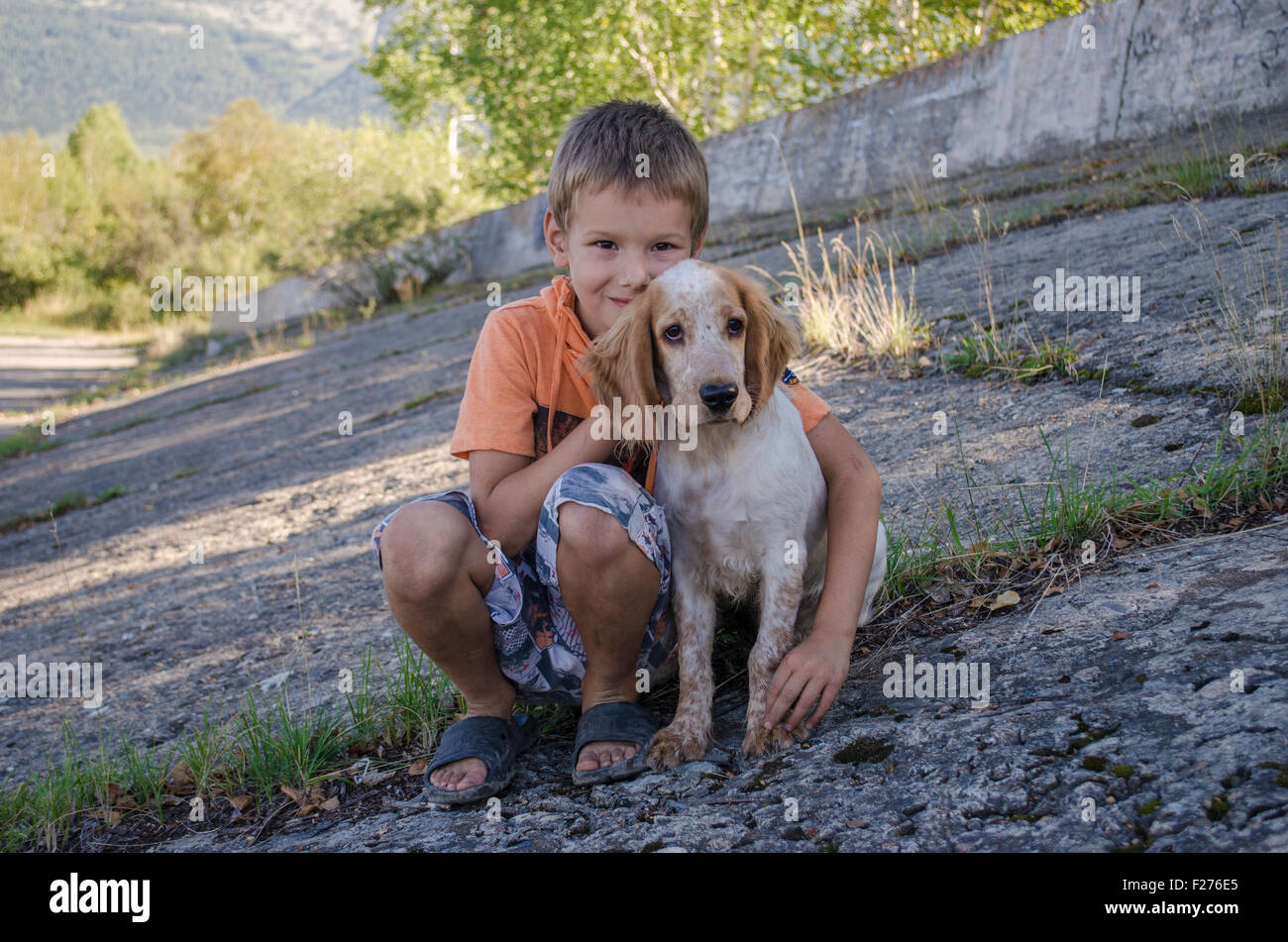 Junge mit einem Hund Stockfoto