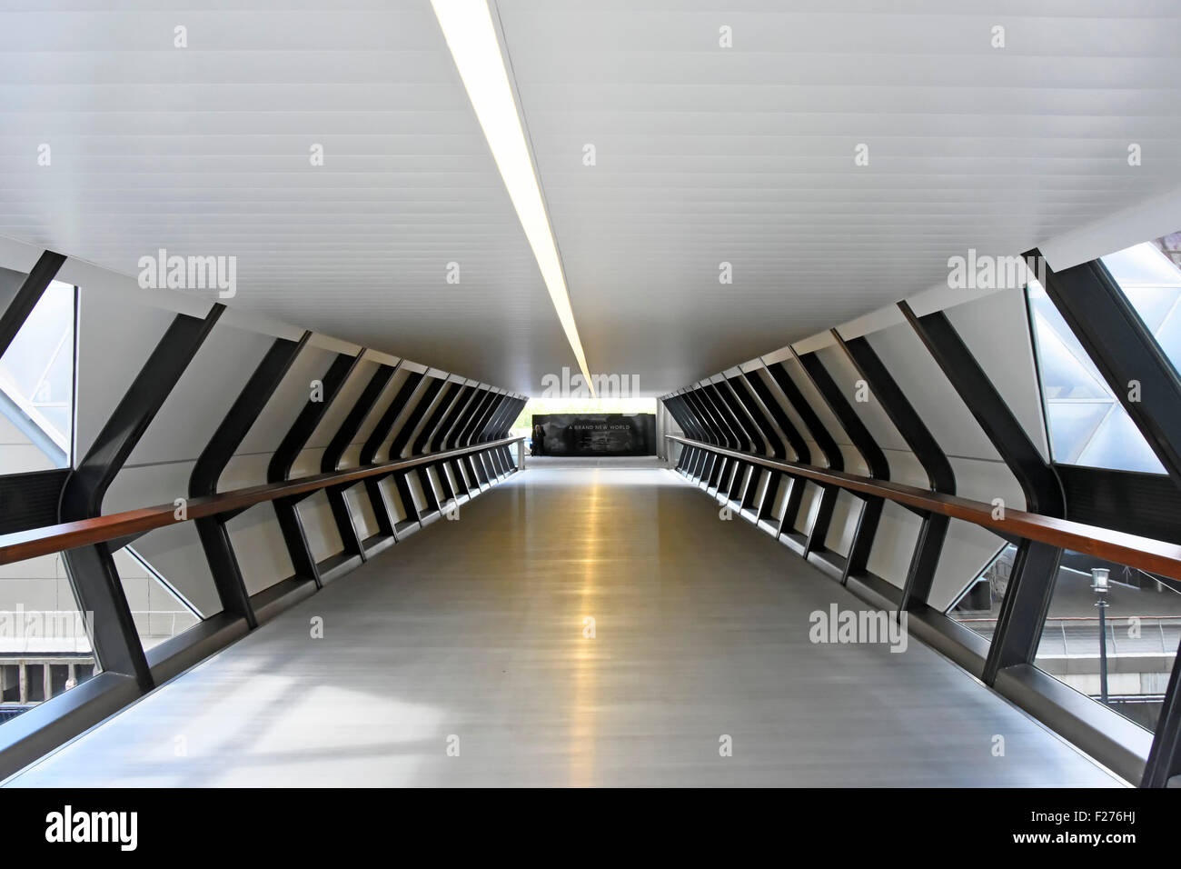 Canary Wharf beiliegende Fußgängerbrücke verbindet neue Crossrail Platz mit einem Kanada Square in London Docklands Tower Hamlets England Großbritannien Stockfoto