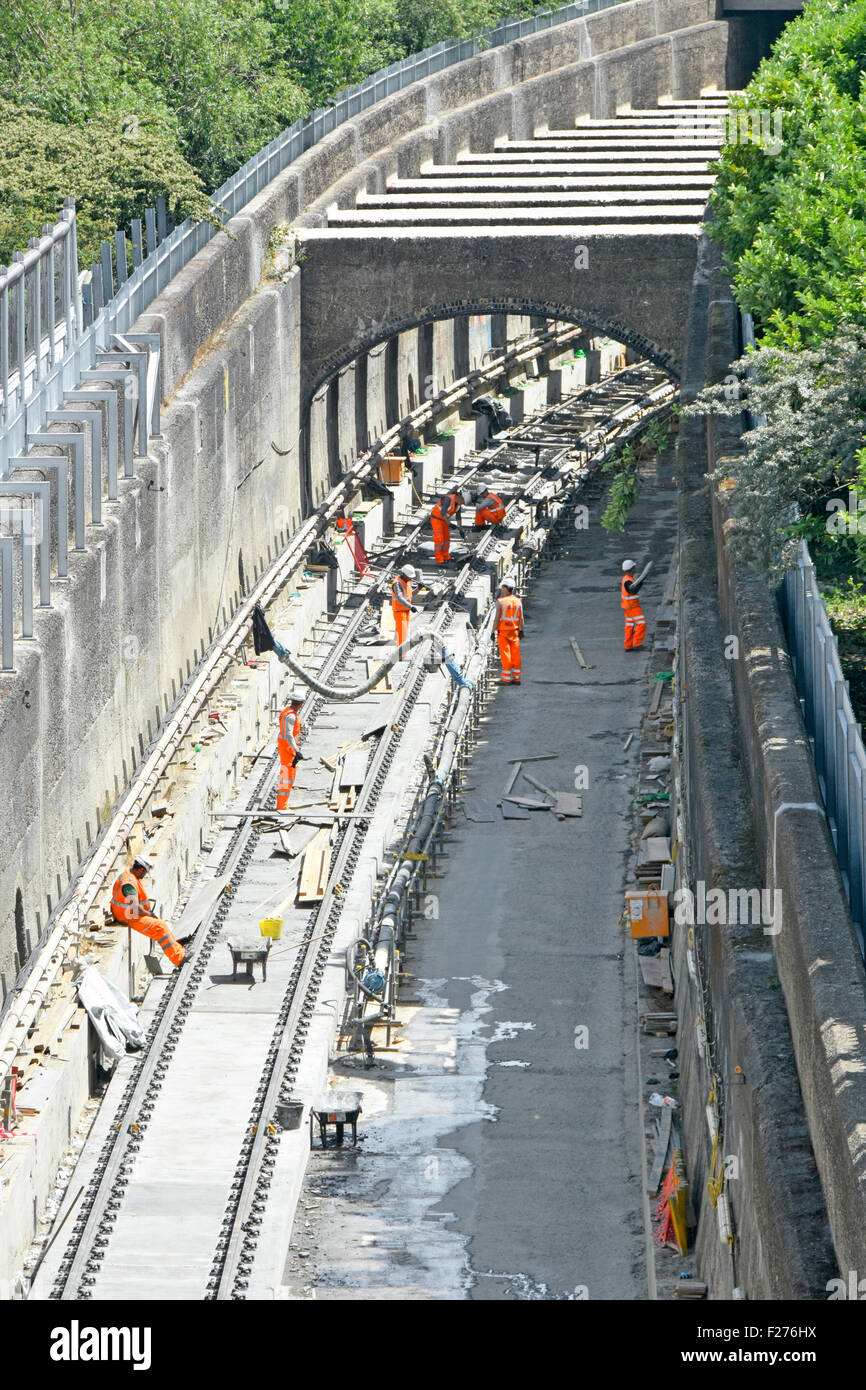 Crossrail neue gelegt Zuggleisen in tiefen Einschnitt entstehende