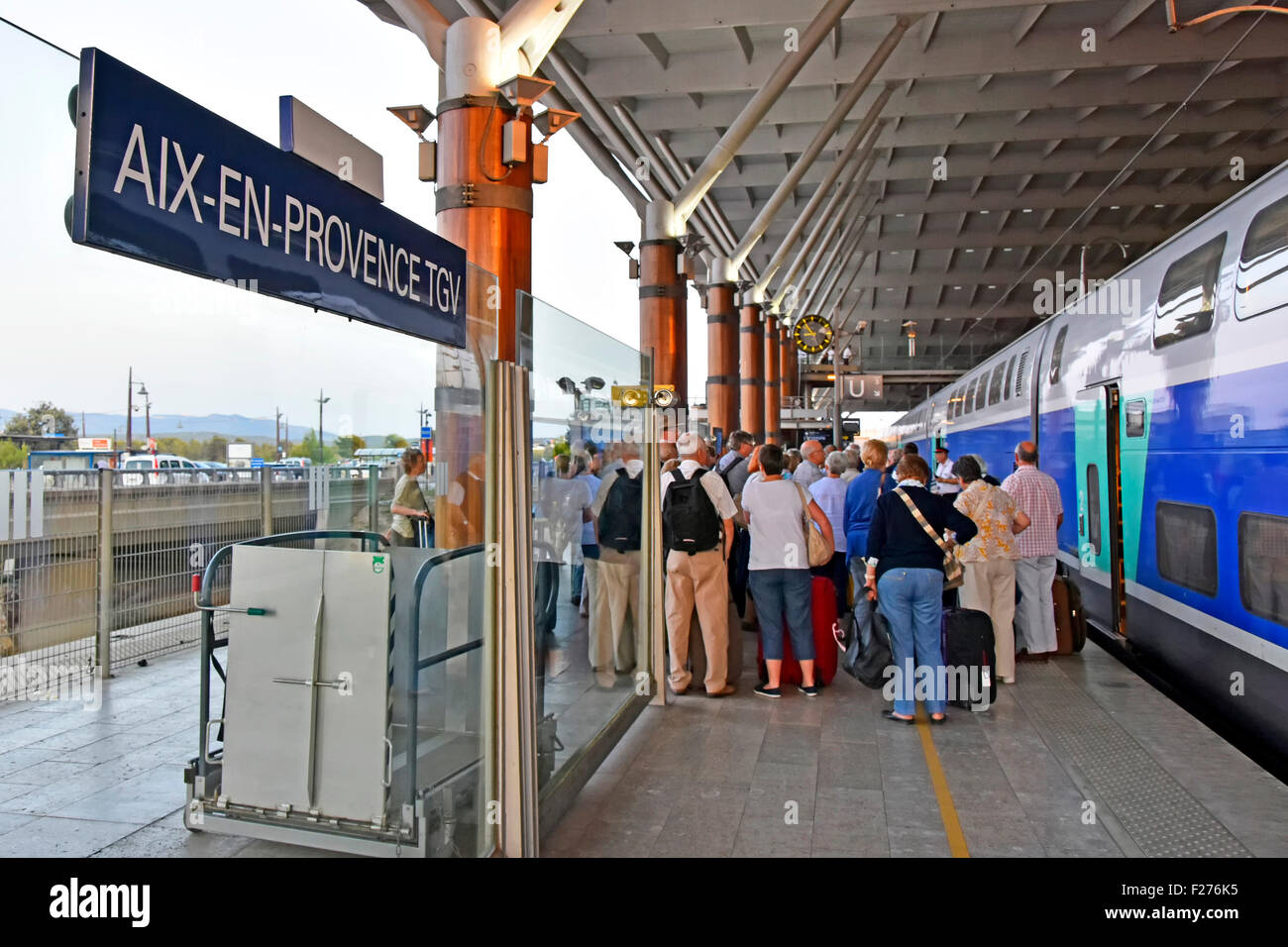 Aix-en-France TGV-Bahnhof & ausgeschifft Urlaub Passagiere mit Gepäck, die Plattform zu verlassen, wie TGV Hochgeschwindigkeitszug französischen Bahnhof fährt Stockfoto