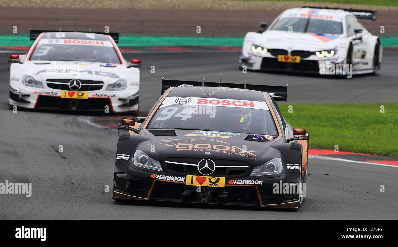 Oschersleben, Deutschland. 13. Sep, 2015. DTM-Spitzenreiter Pascal Wehrlein fährt seinen Mercedes in der DTM Deutsche Tourenwagenmeisterschaft in der Etropolis-Arena in Oschersleben, Deutschland, 13. September 2015. Foto: JENS WOLF/DPA/Alamy Live-Nachrichten Stockfoto