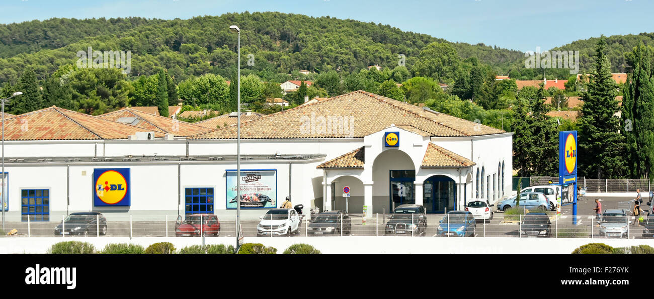 Lidl französischen Supermarkt store und Parkplatz Provence Südfrankreich Stockfoto