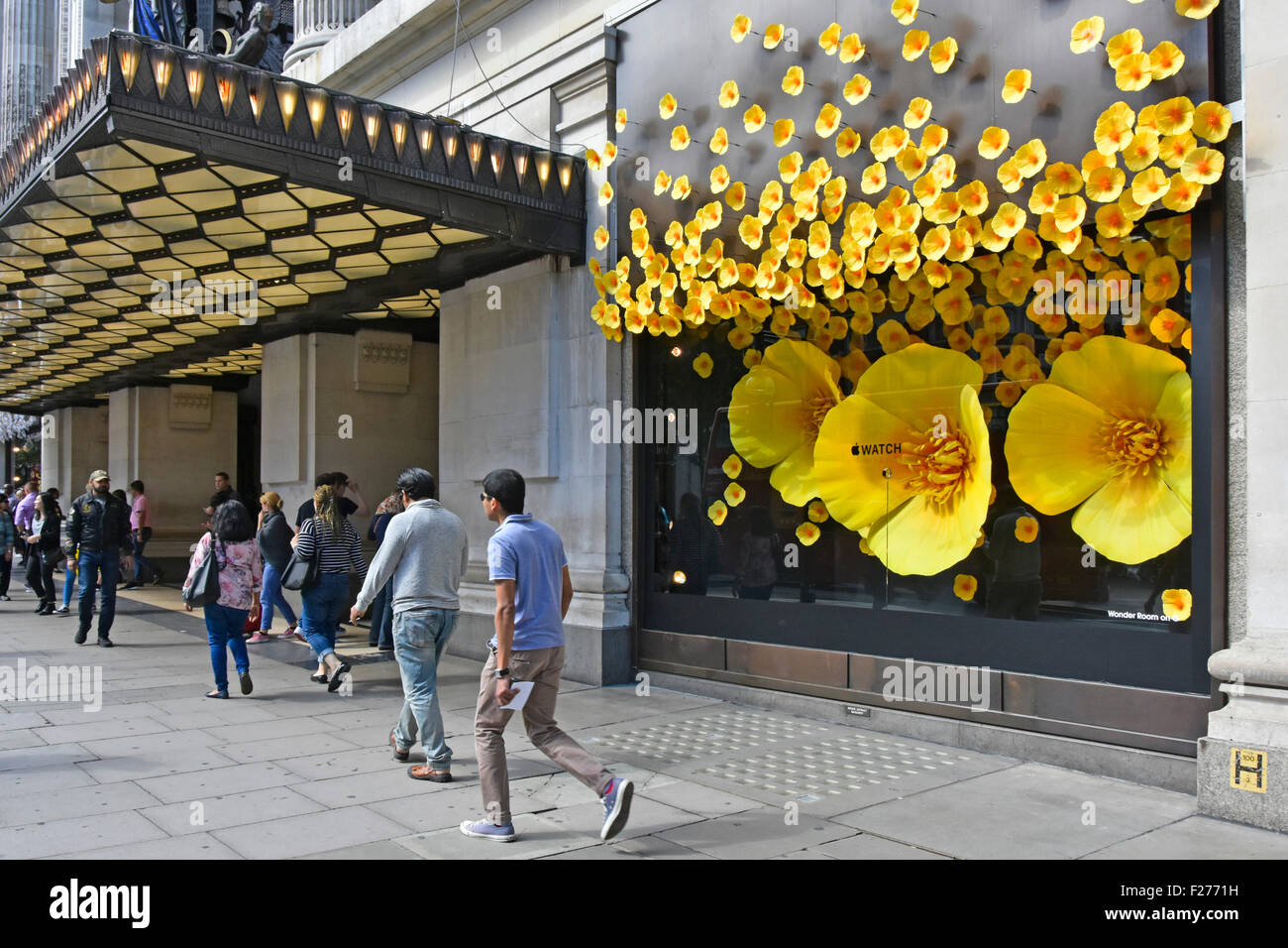 Kaufhaus Selfridges wichtige Förderung in den meisten seiner Oxford Street store Windows für Apple Watch Thema der Große bunte Blumen London England Stockfoto