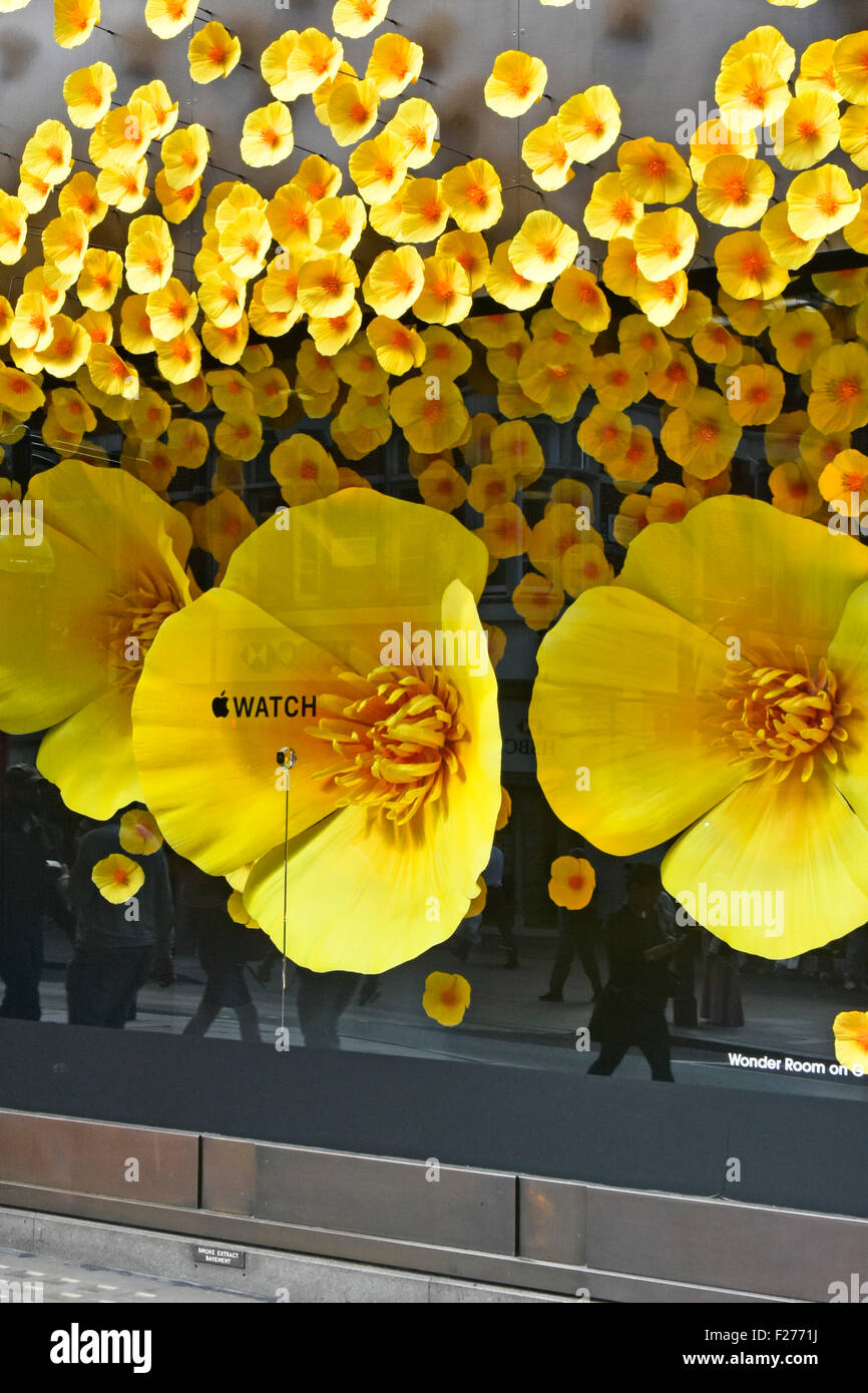 Selfridges Kaufhaus große Förderung alle Oxford Street Fenster für neue Apple Smart-Uhr große & kleine Blumen Hintergrund London England GB Stockfoto