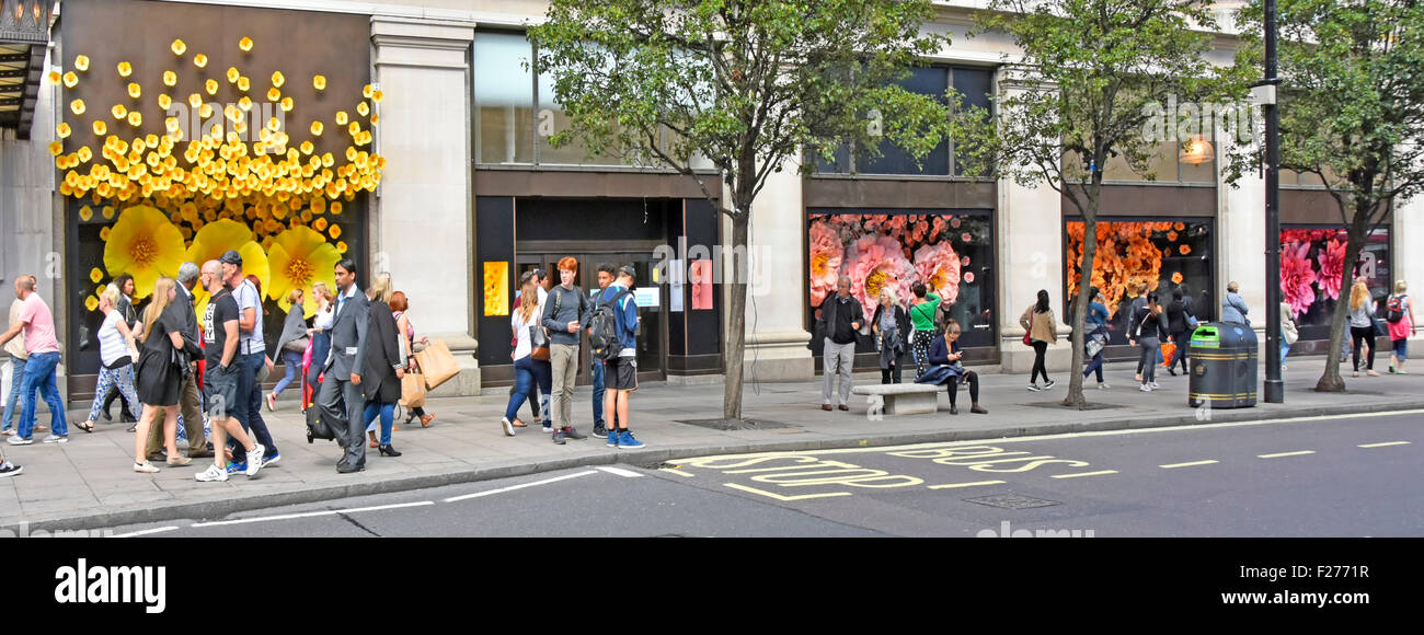 Kaufhaus Selfridges Major die meisten seiner Oxford Street store Windows für Apple Watch Thema auf dem Hintergrund der großen bunten Blumen UK Förderung Stockfoto