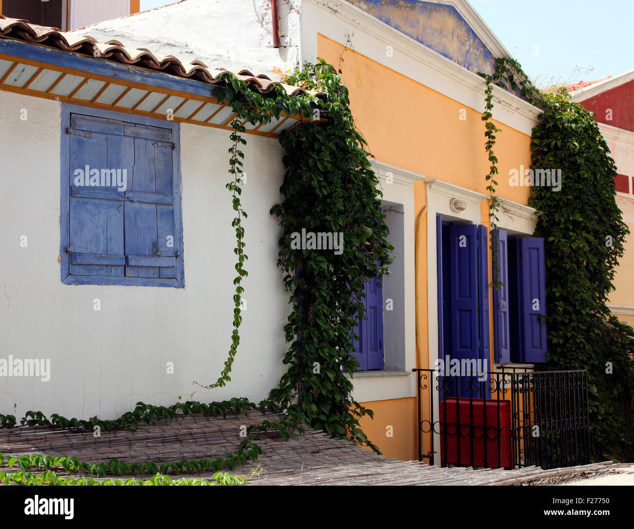 Leuchtenden Farben in einer Gasse von Symi Stockfoto