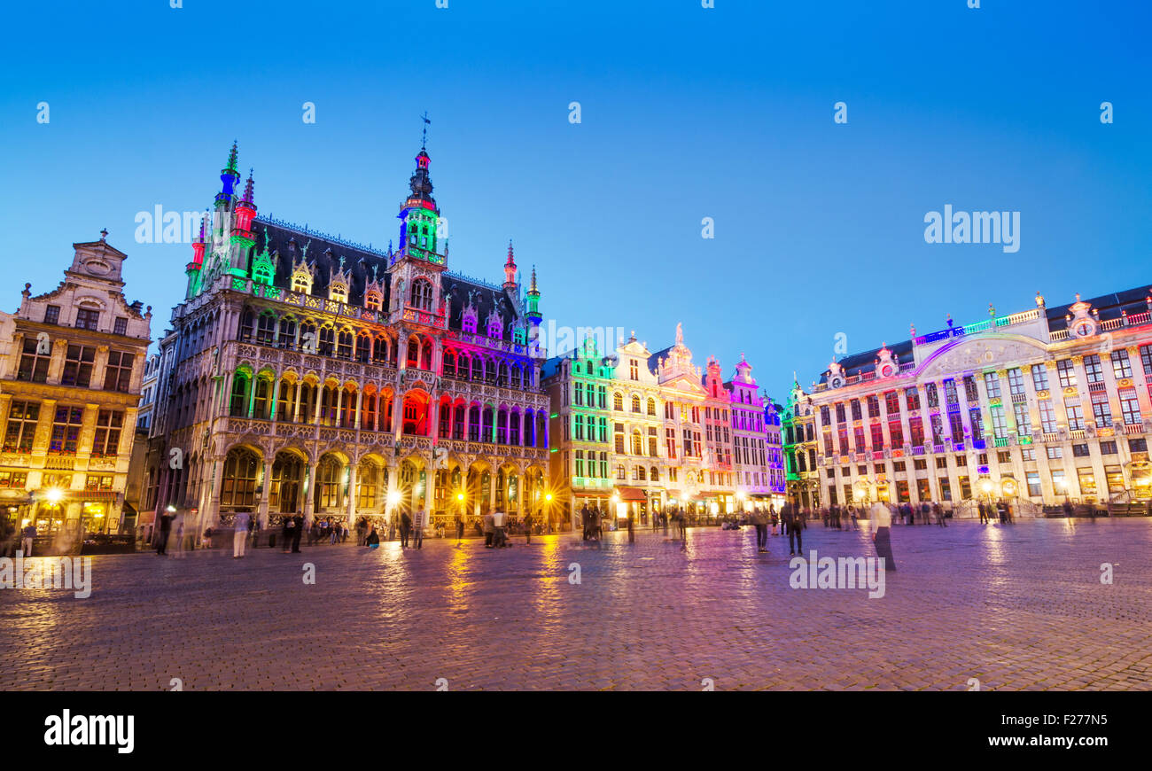 Die Grand Place in Brüssel mit bunten Lichtern, Belgien Stockfoto