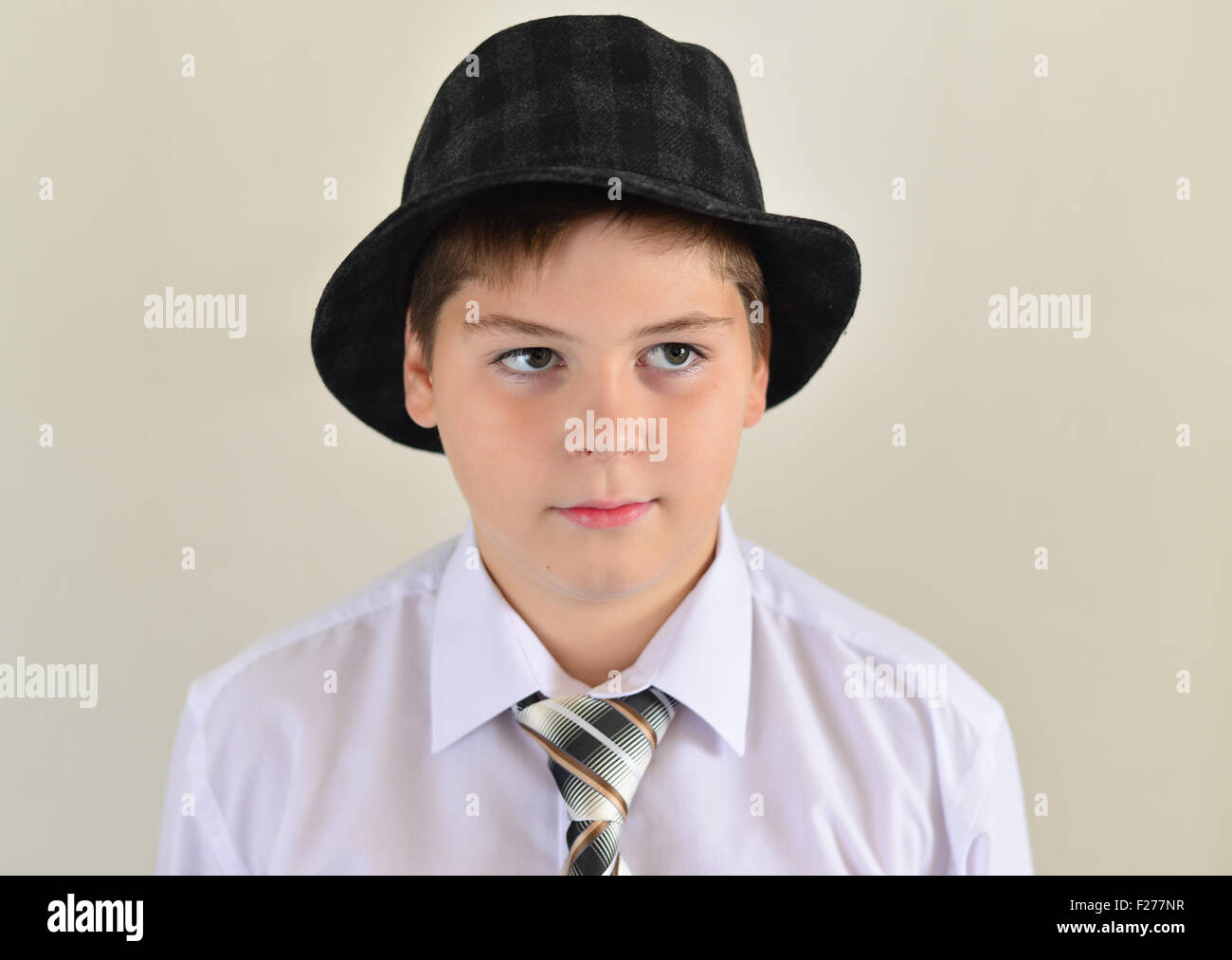 Porträt von einem Teenager in Hut und Krawatte Stockfoto
