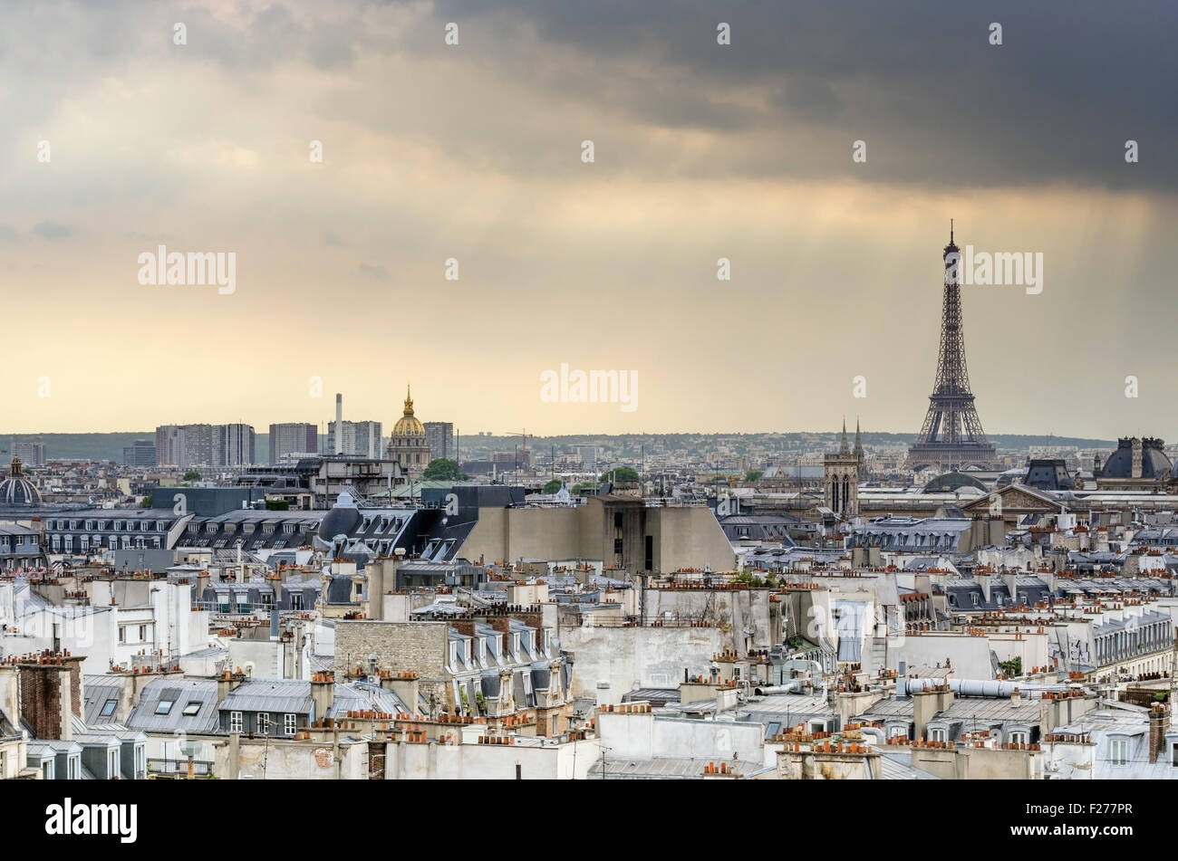 Skyline von Paris und Eiffelturm bei Sonnenuntergang, Paris, Frankreich Stockfoto