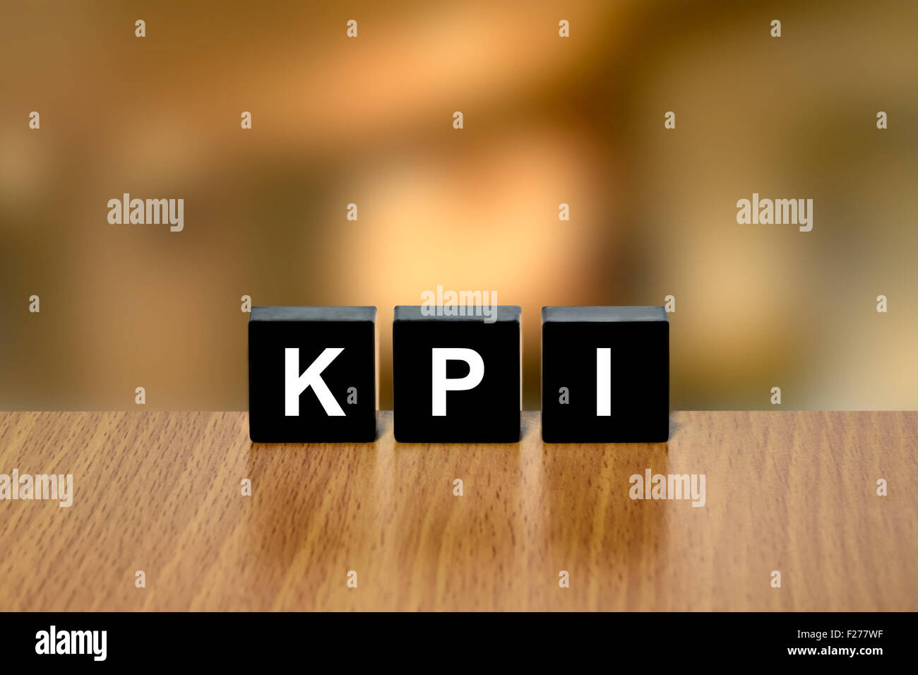 KPI oder Key Performance Indikator auf schwarzer Block mit unscharfen Hintergrund Stockfoto