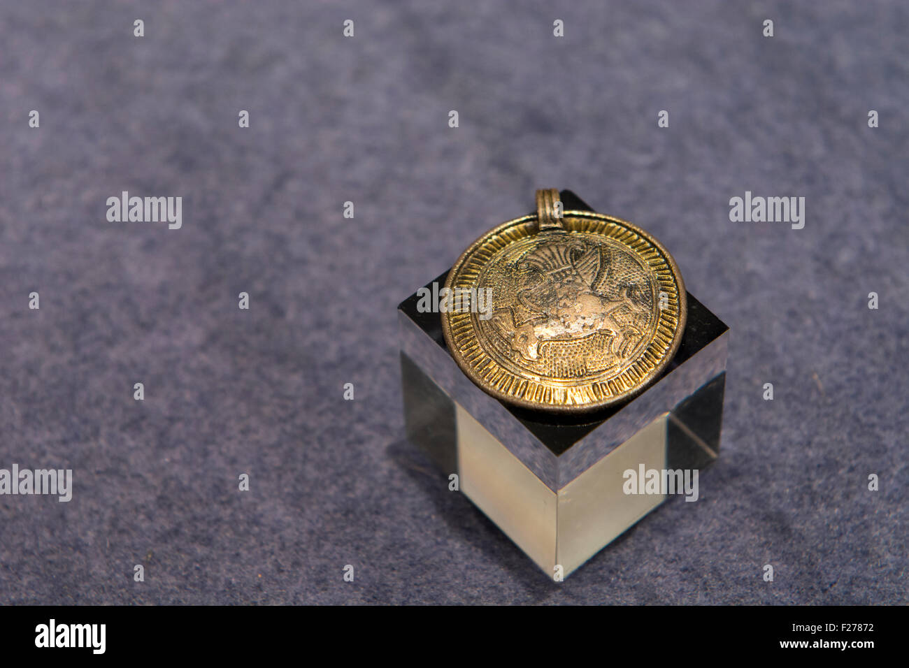 Norwegen, Oslo. Historische Museum von Oslo, The Viking Collection, verzierten Viking Metal Charme. Stockfoto