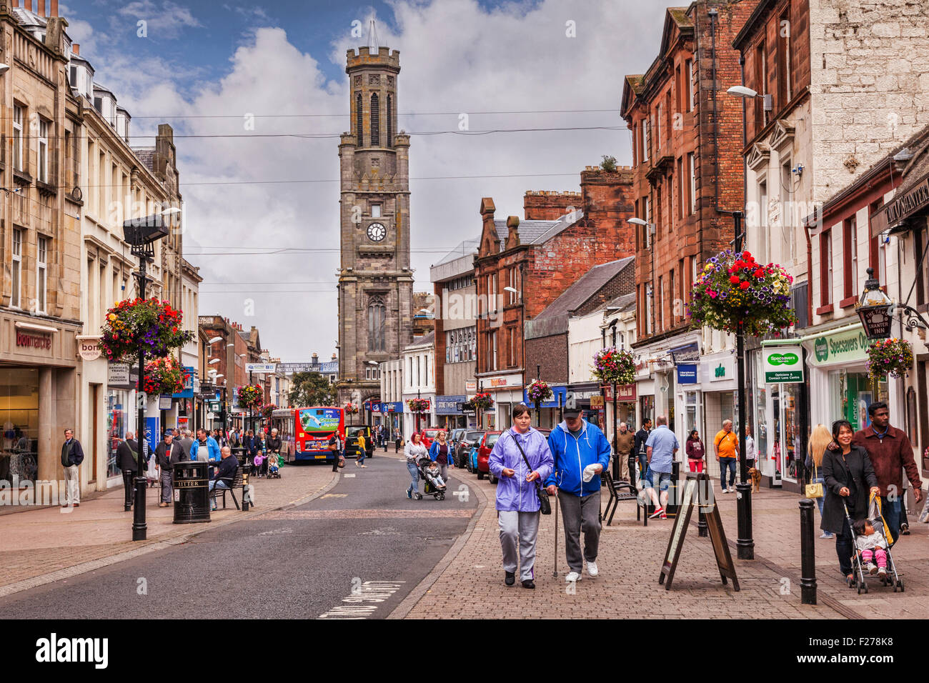 Einen anstrengenden shopping-Tag in High Street, Ayr, South Ayrshire, Schottland. Der Uhrturm ist der Wallace-Turm. Stockfoto