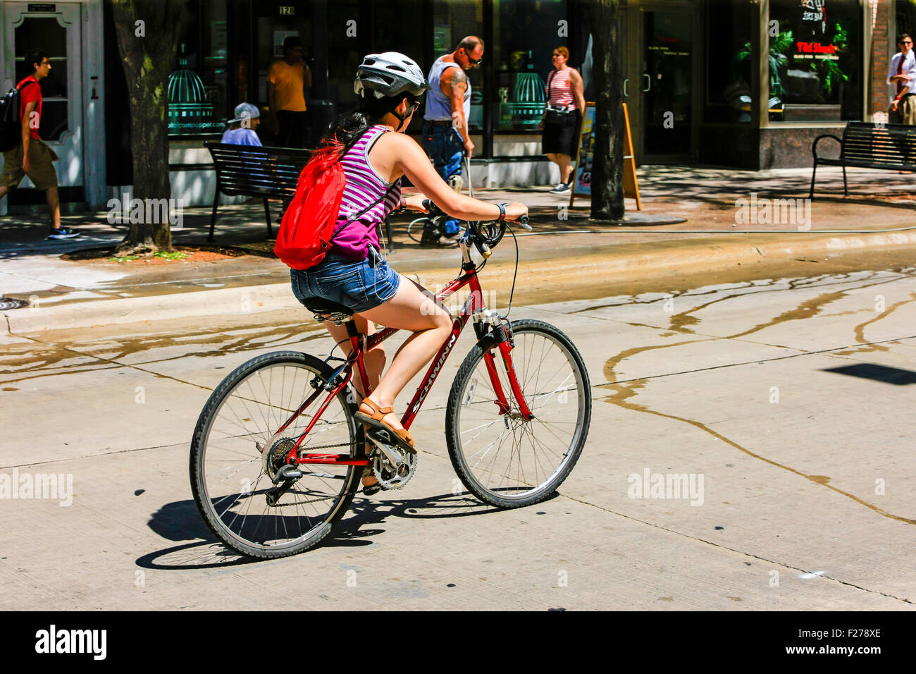 Weibliche Studenten mit ihrem Fahrrad auf State St. in Madison Wisconsin Stockfoto