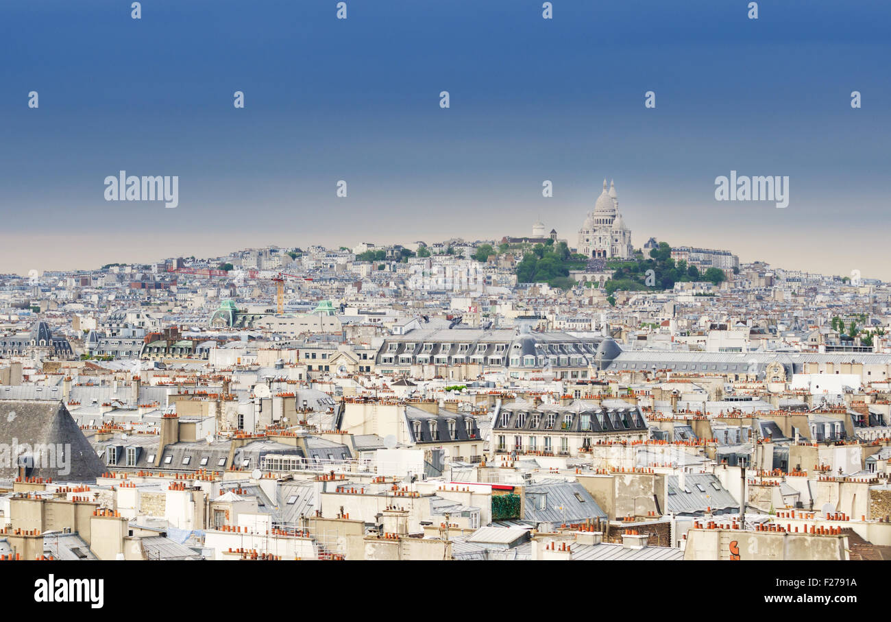 Skyline von Montmartre mit der Basilika Sacré Coeur. Blick vom Centre Pompidou in Paris, Frankreich. Stockfoto Skyline von Montmartre mit der Basilika Sacré Coeur. Blick vom Centre Pompidou in Paris, Frankreich. Stockfoto
