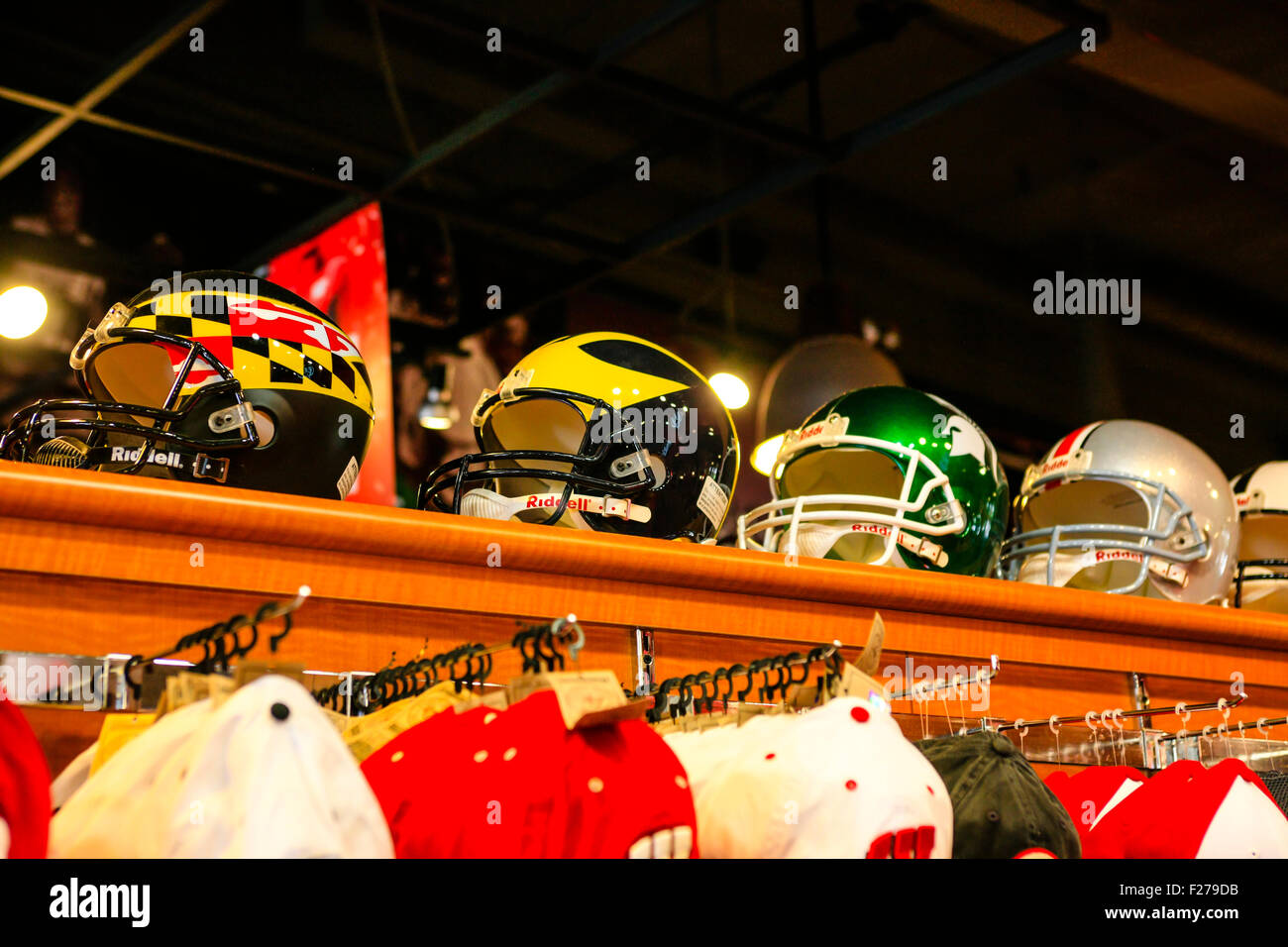 Ware zum Verkauf an den offiziellen UWBadgers Fußball Team Store am Camp Randall in Madison Wisconsin Stockfoto