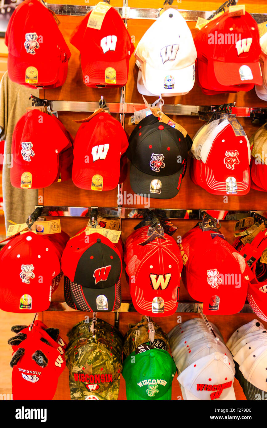 Ware zum Verkauf an den offiziellen UWBadgers Fußball Team Store am Camp Randall in Madison Wisconsin Stockfoto