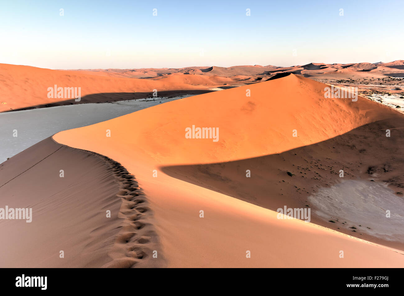 Sossusvlei (manchmal geschrieben Sossus Vlei) ist ein Salz und Ton Pan, umgeben von hohen roten Dünen, befindet sich im südlichen Teil des Stockfoto