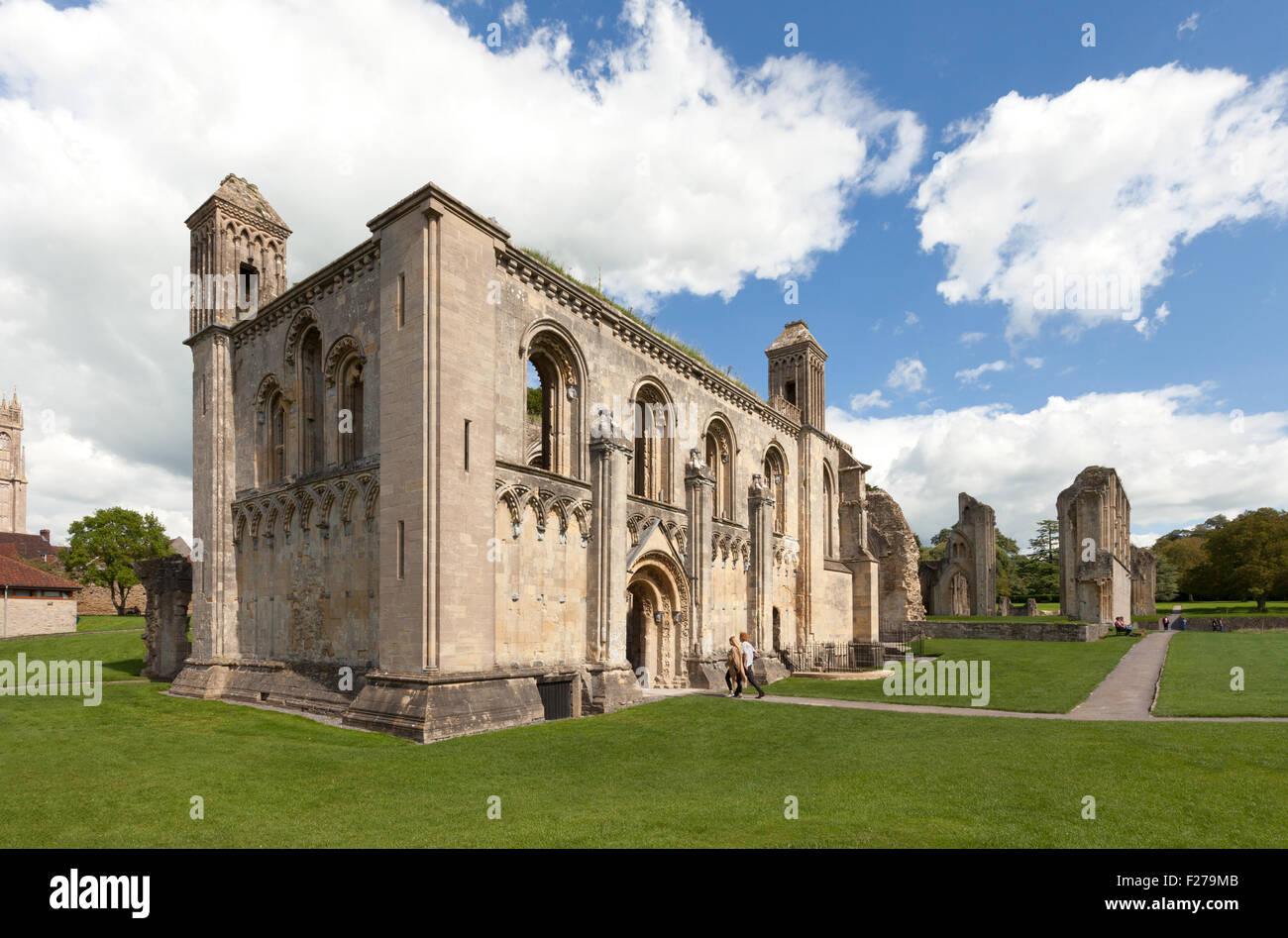 Touristen an der Marienkapelle, Teil der Ruinen des 13. Jahrhunderts mittelalterliche Abtei von Glastonbury, Somerset England UK Stockfoto