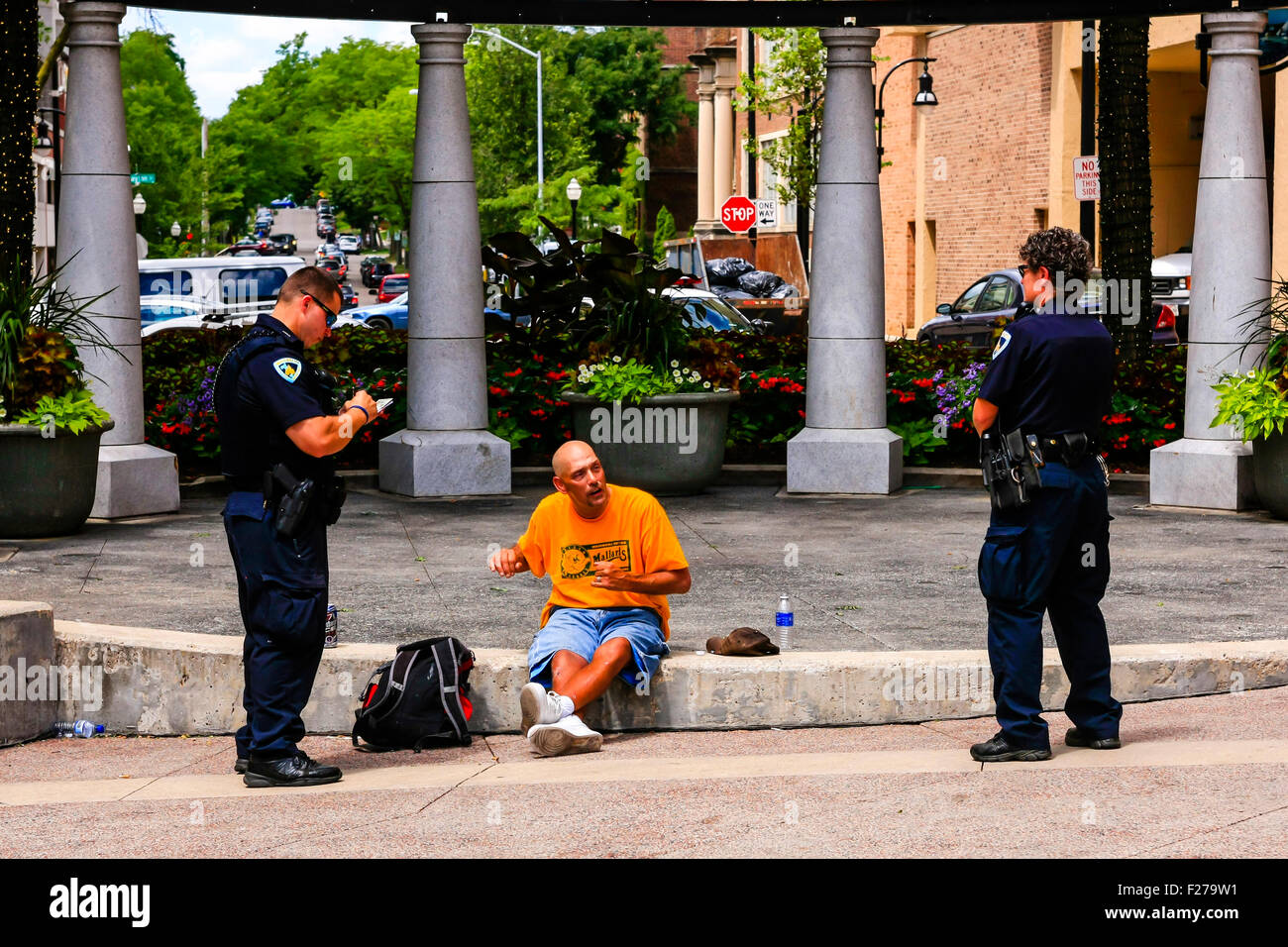 Polizisten umgeben einen Mann aus einem unbekannten Grund in der Innenstadt von Madison Wisconsin Stockfoto