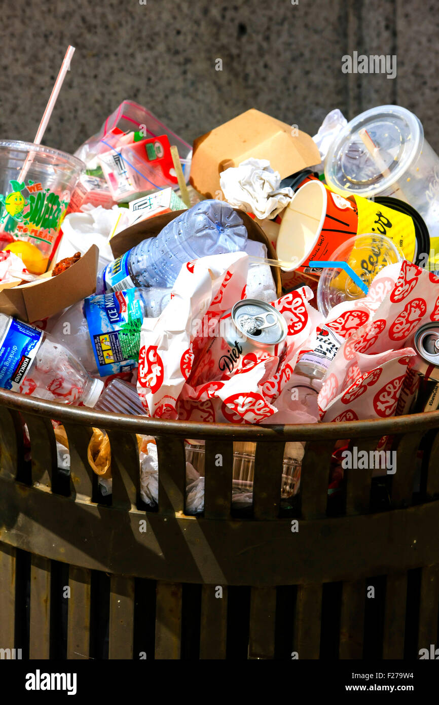 Ein Mülleimer überfüllt mit Containern freie Getränke und Lebensmittel-Verpackungen Stockfoto