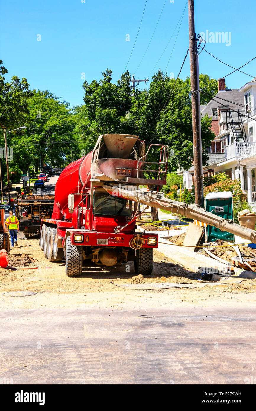 Eine kommerzielle Zement LKW entladen auf eine Entwicklung in Madison Wisconsin Stockfoto