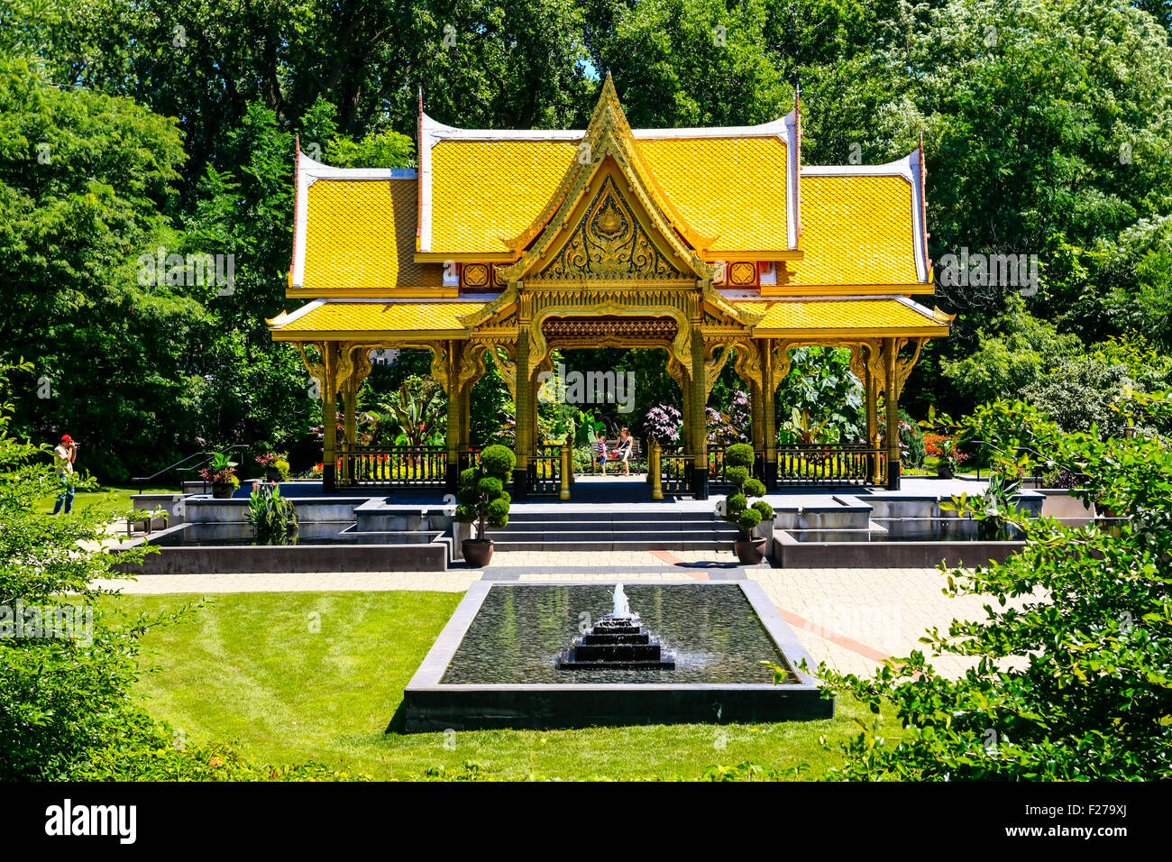 Der goldene Thai Pavillon bei Olbrich Botanical Gardens in Madison  Wisconsin Stockfotografie - Alamy