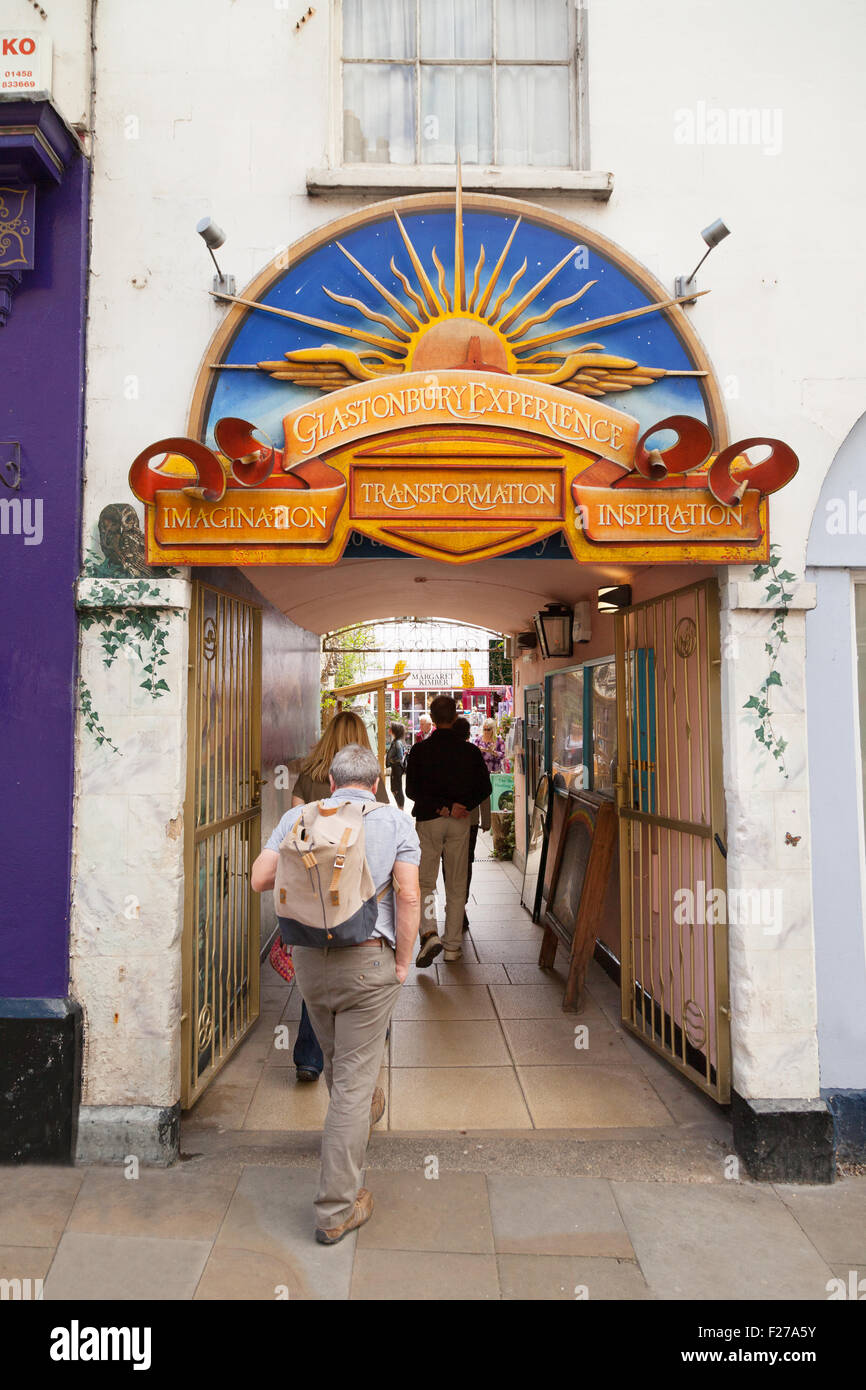 Menschen am Eingang zum Glastonbury Erfahrung, eine Arkade mit Geschäften, Glastonbury, Somerset West Country, England UK Stockfoto