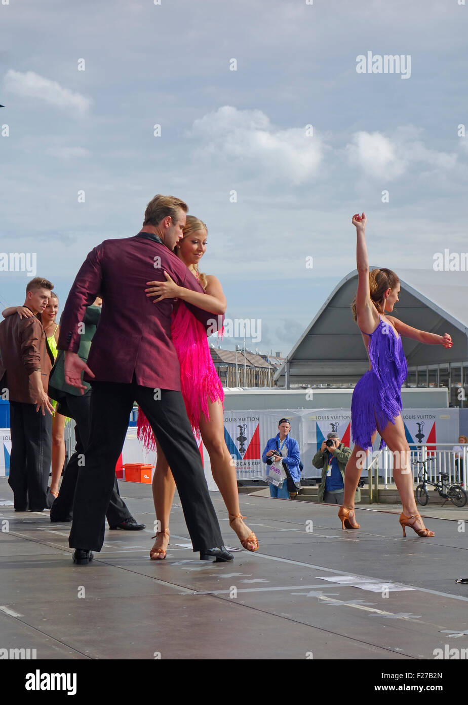 Tanzende Paare führen Sie auf der Bühne. Stockfoto