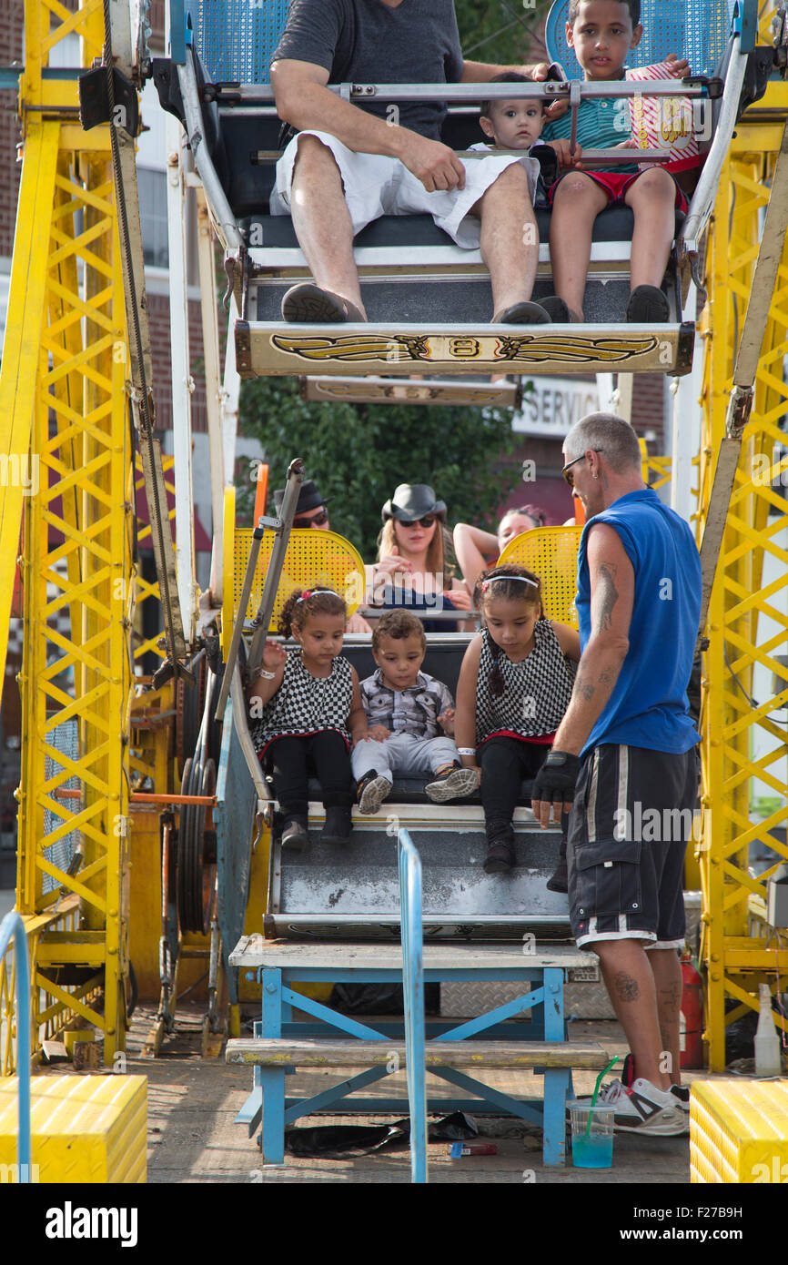 Hamtramck, Michigan - Kinder Fahrt ein Riesenrad bei einem Labor Day Festival. Stockfoto