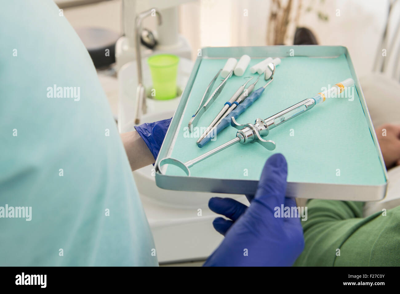 Zahnarzthelferin Holding Tablett mit zahnärztlichen Instrumenten in der Zahnklinik, München, Bayern, Deutschland Stockfoto