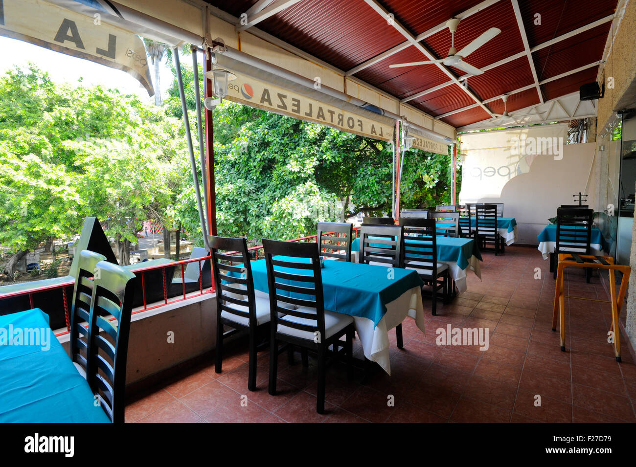 Leeren Restaurant auf dem Zocalo, Acapulco, Mexiko. Die Stadt leiden Mangel an Tourismus wegen der Droge Carter Gewalt. Stockfoto