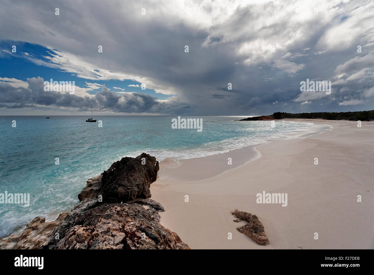 Launisch Strand und Segelboot verankert in der Ferne, Hund Insel Anguilla Stockfoto