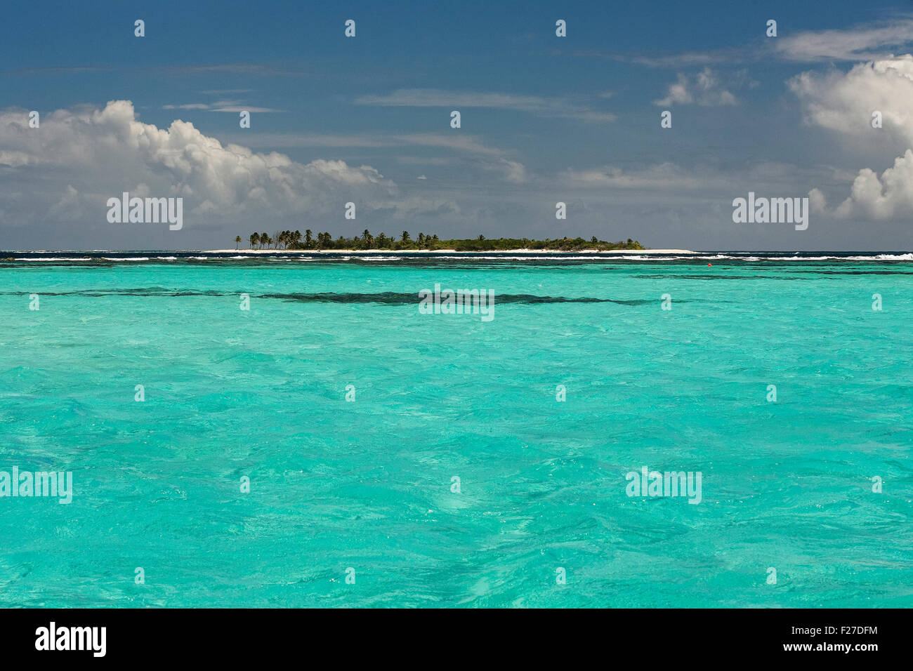 Türkisfarbenes Meer und eine winzige Insel, Tobago Cays Marine Park, Grenadinen, Karibik Stockfoto