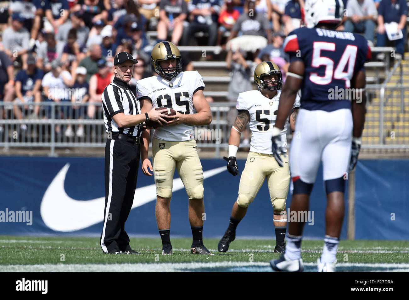 12. September 2015: Army Black Knights platzieren Kicker, die Daniel Grochowski (95) einen Ball für die Eröffnung Kickoff während der NCAA Football-Spiel zwischen der Army Black Knights und die Connecticut Huskies am Pratt & Whitney Stadion Stadion in Rentschler Field in East Hartford Connecticut übergeben wird. Die Connecticut Huskies besiegte die Armee Black Knights 22-17. Eric Canha/CSM Stockfoto