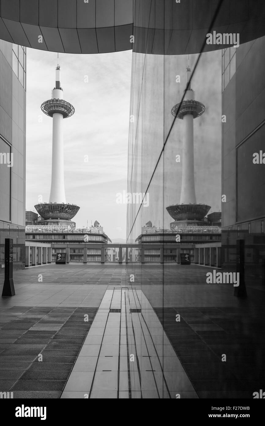 Das Kyoto Tower spiegelt sich in einer der Wände der Bahnhof Kyoto, Kyoto, Japan. Stockfoto