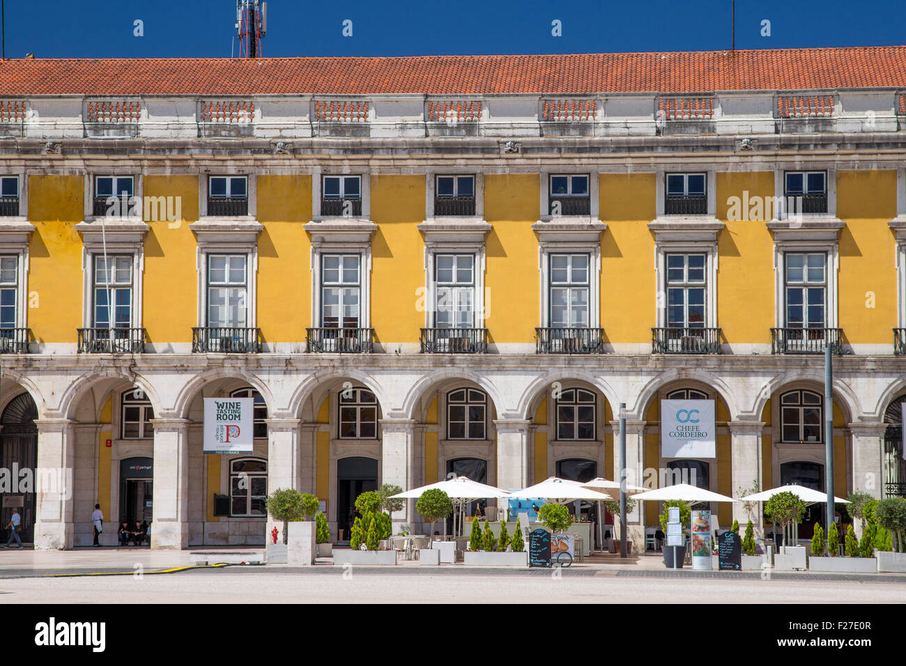 Arkaden im Handel Platz in Lissabon, Portugal Stockfoto
