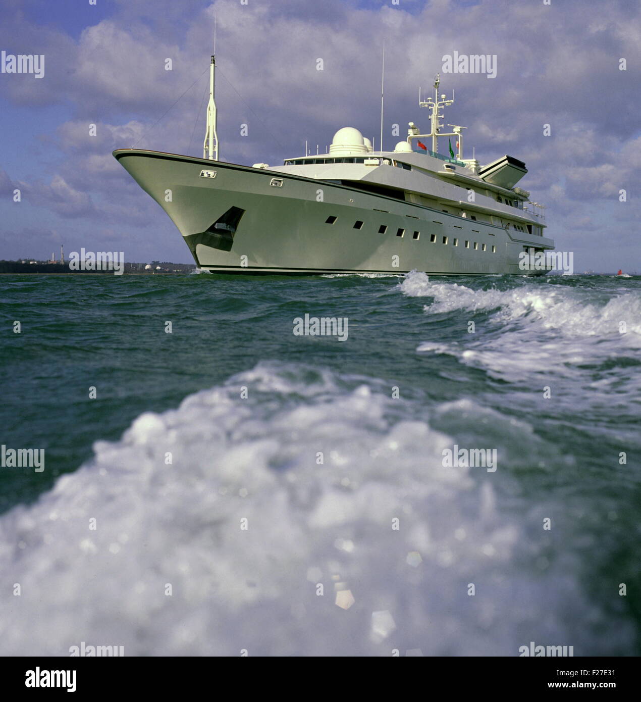 AJAXNETPHOTO. SOUTHAMPTON, ENGLAND. -KÖNIGLICHE YACHT - KINGDOM 5KR KÖPFE HERAUS ZUM MEER NACH EINER ÜBERHOLUNG. KINGDOM 5KR IM BESITZ DER SAUDISCHE PRINZ AL-WALID BIN TALAL IBN ABDUL-AZIZ AL SAUD WAR URSPRÜNGLICH NABILA, GEBAUT IN ITALIEN VON BENETTI FÜR ARME HÄNDLER ADNAN KHASHOGGI. FOTO: JONATHAN EASTLAND/AJAX REF: 940186 Stockfoto