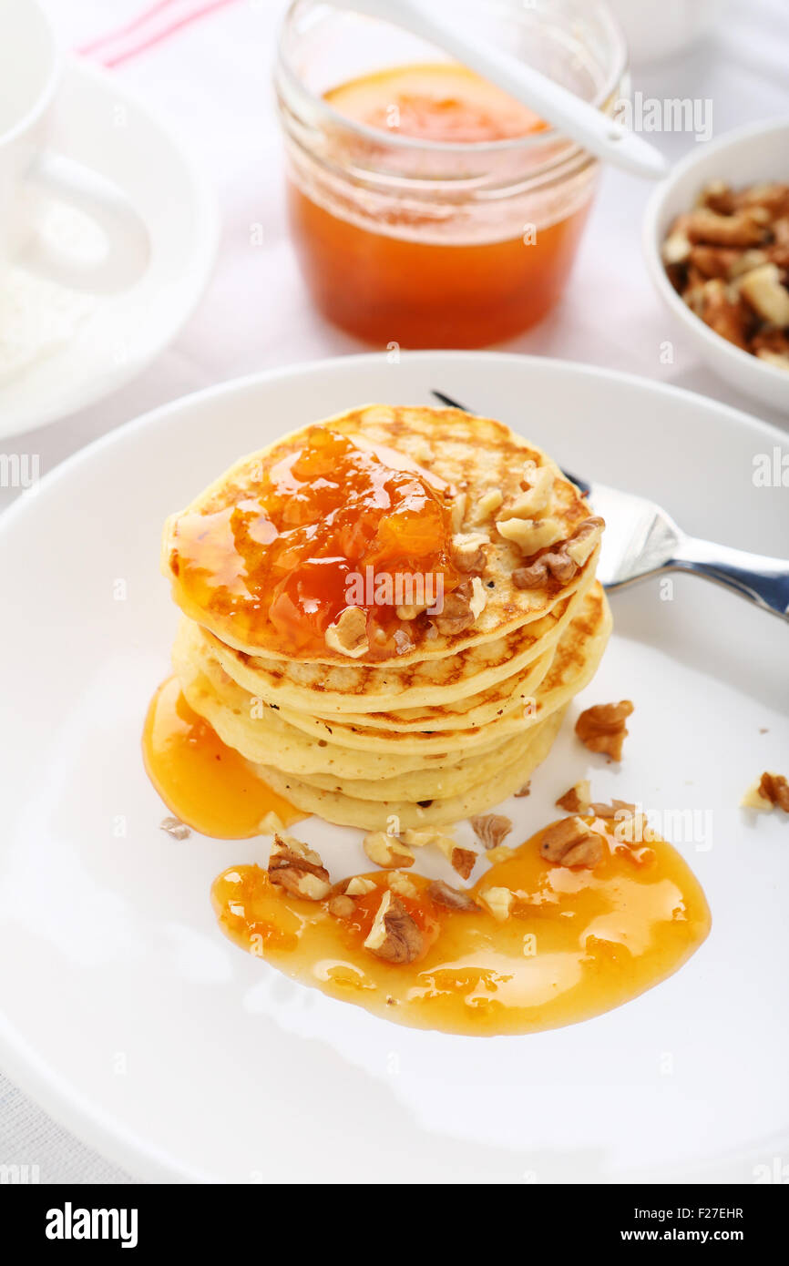 Pfannkuchen mit Nüssen und Marmelade, Lebensmittel Stockfoto