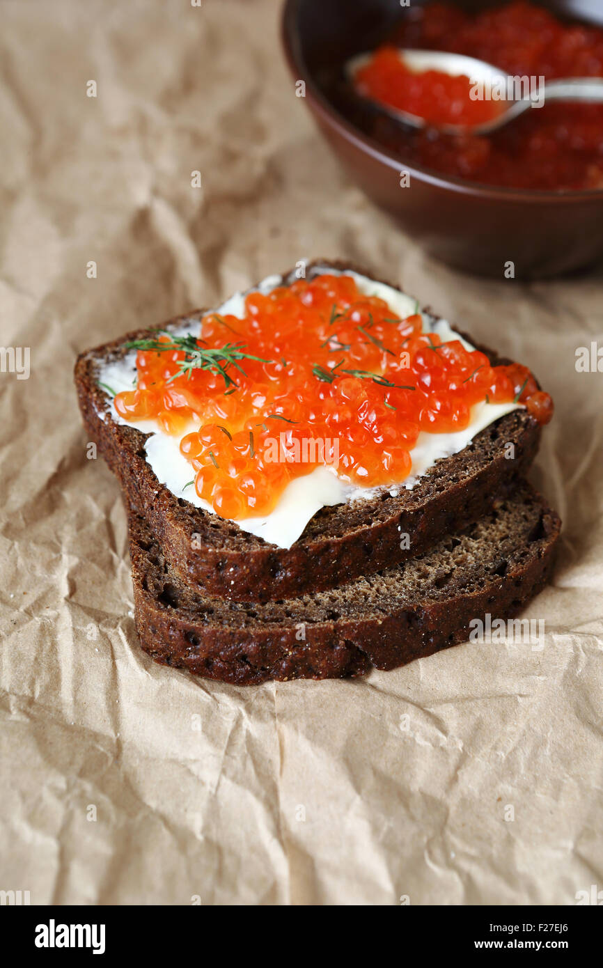 Sandwich mit Butter und Kaviar auf einer Serviette, Essen Stockfoto