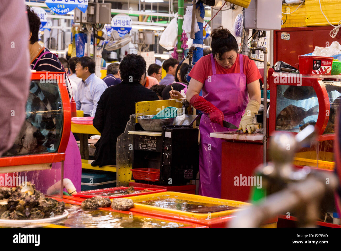 Frau schneiden Fisch, Jagalchi Fischmarkt, Jagalchihaean-Ro, Jung-gu, Busan, Südkorea Stockfoto