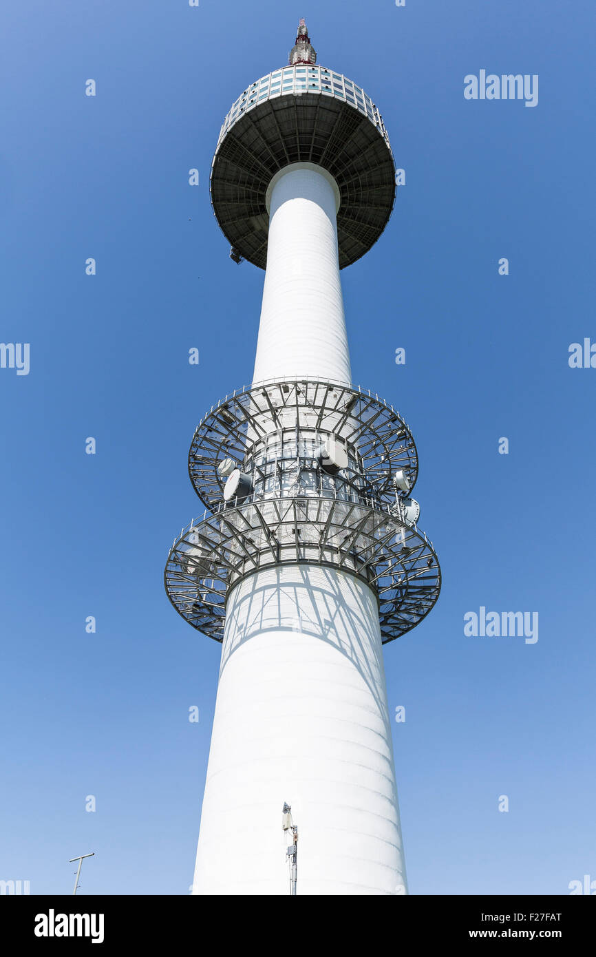 Der N Seoul Tower am Namsan Berg im zentralen Seoul, Südkorea, mit seinen 236 m ist der höchste Punkt in Seoul. Stockfoto