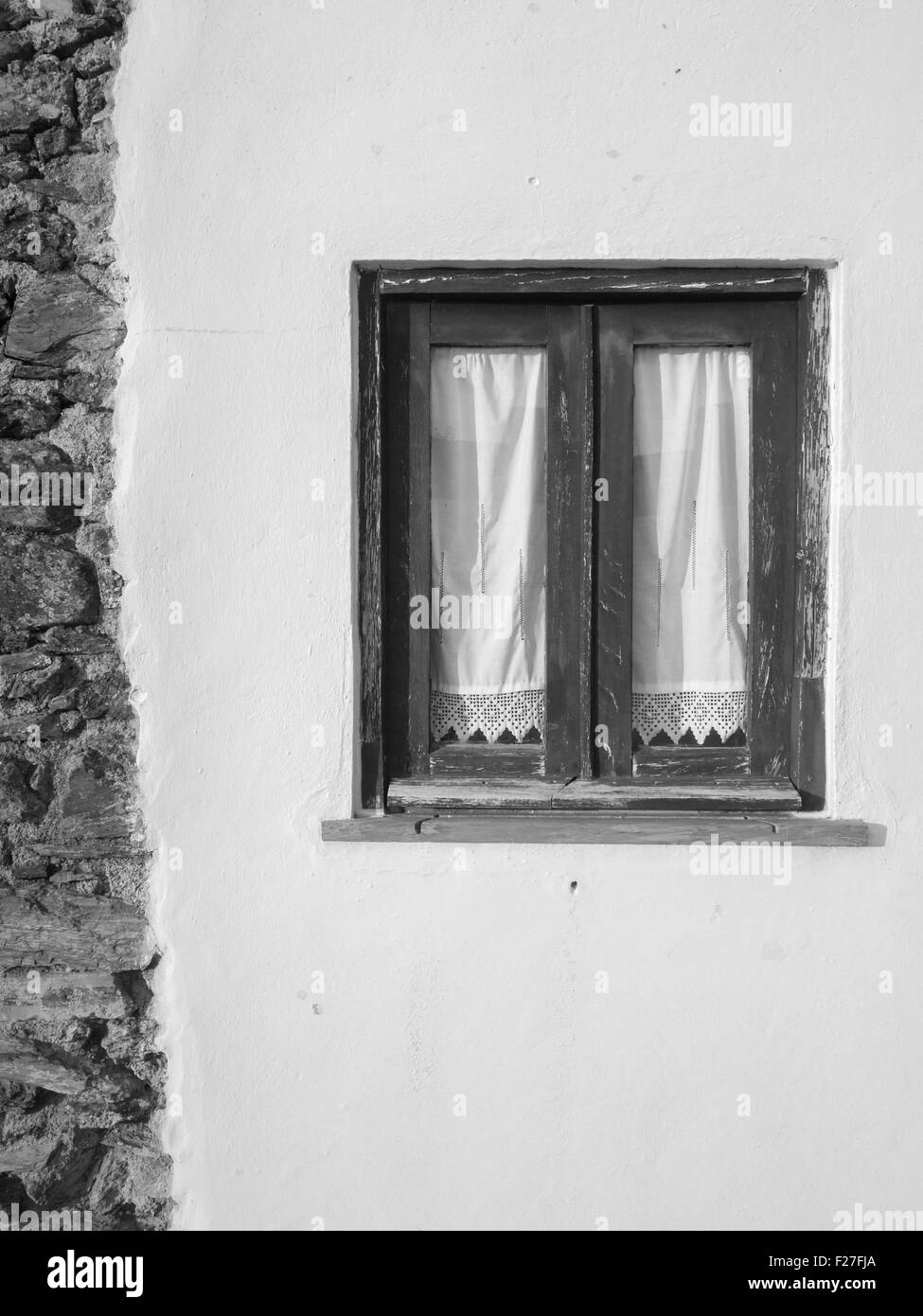 Schwarz / weiß Bild der alten Fenster Haus mit traditionellen Vorhängen Stockfoto